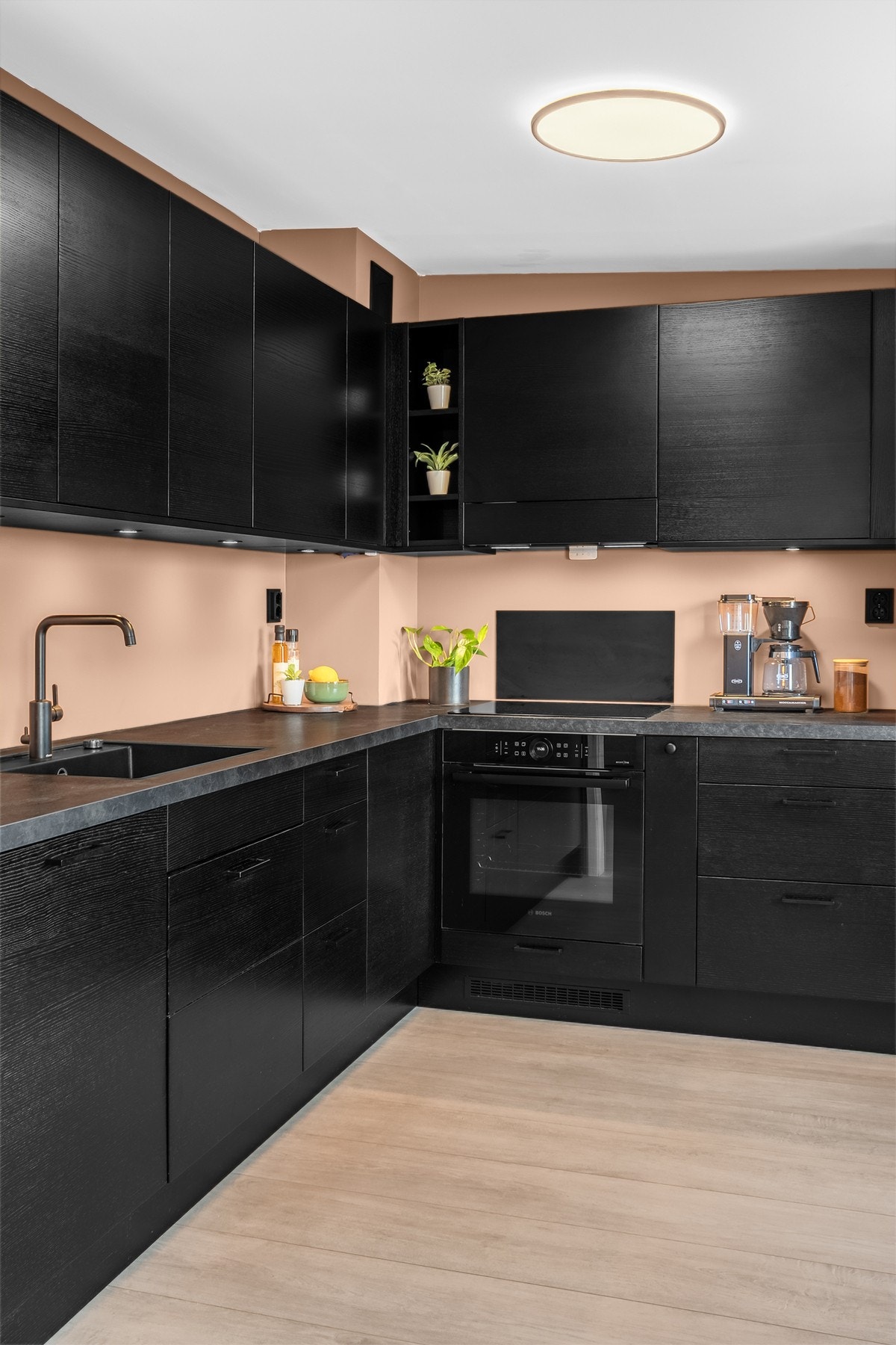 Det ble lagt opp nye vannrør til kjøkken i 2022. Galleribilde