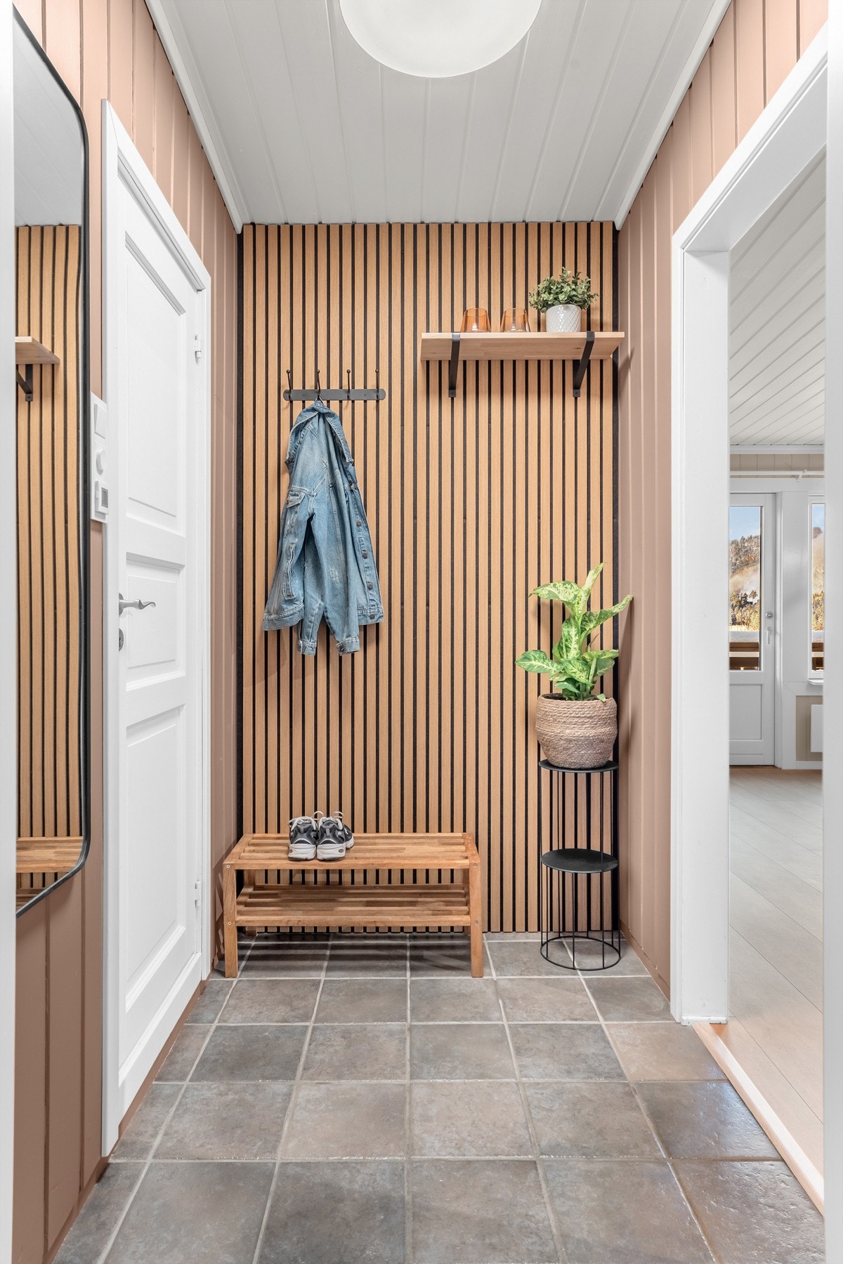 En tiltalende entre tar deg vel i mot. Gangen er oppusset i 25/26 med herlige detaljer Galleribilde