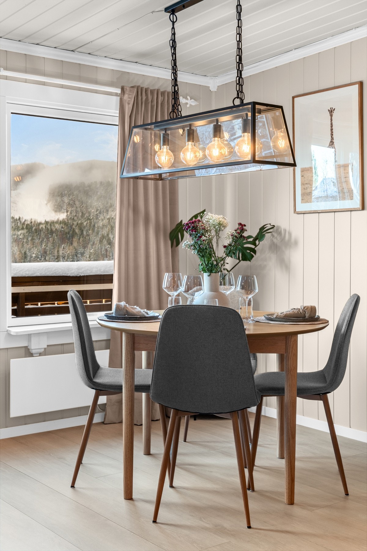 Fra stuen er det direkte inngang til leilighetens soverom Galleribilde