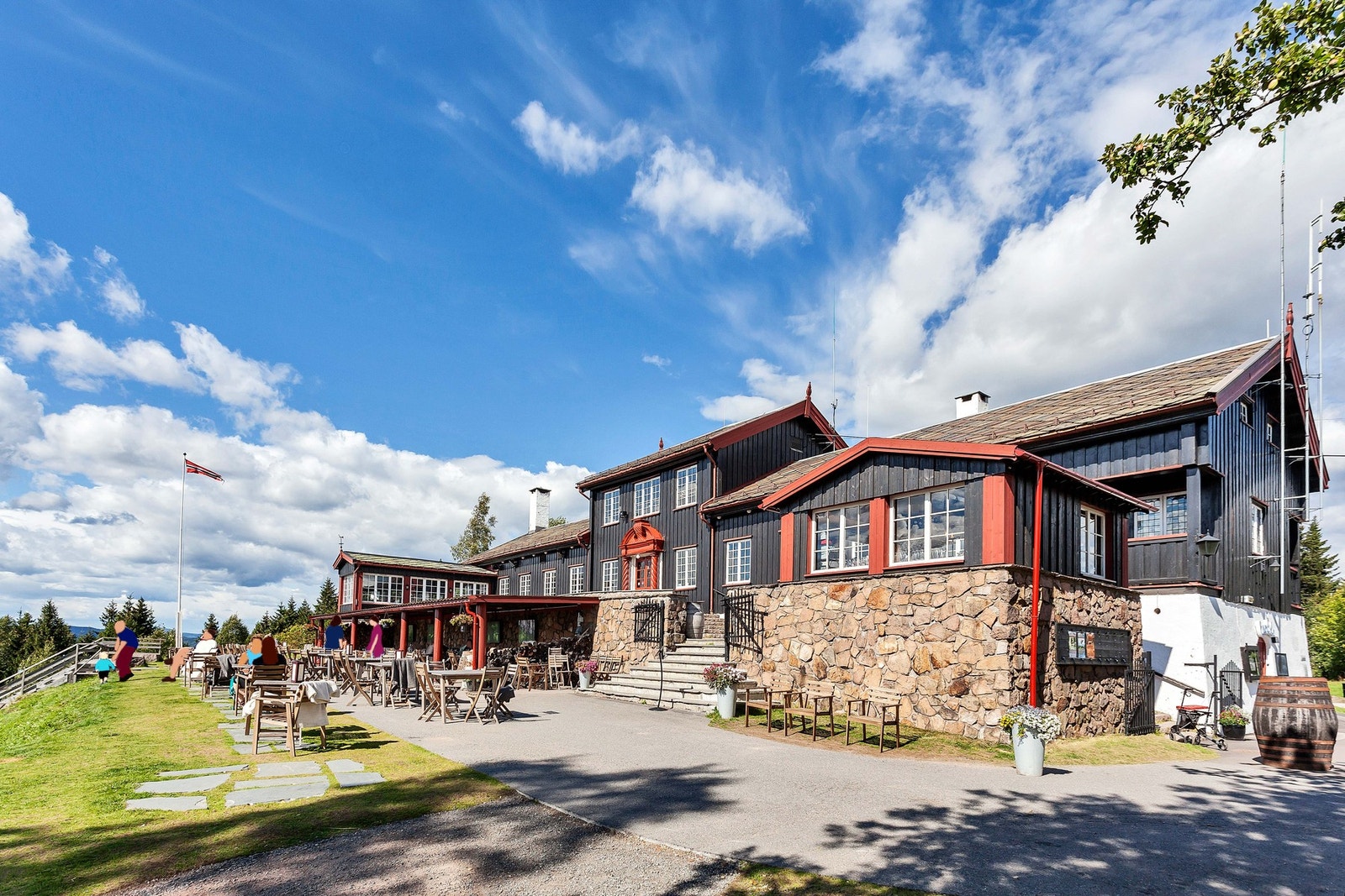 Søndagsturen til Grefsenkollen resturant kan gjøres både via vei og til skogs Galleribilde