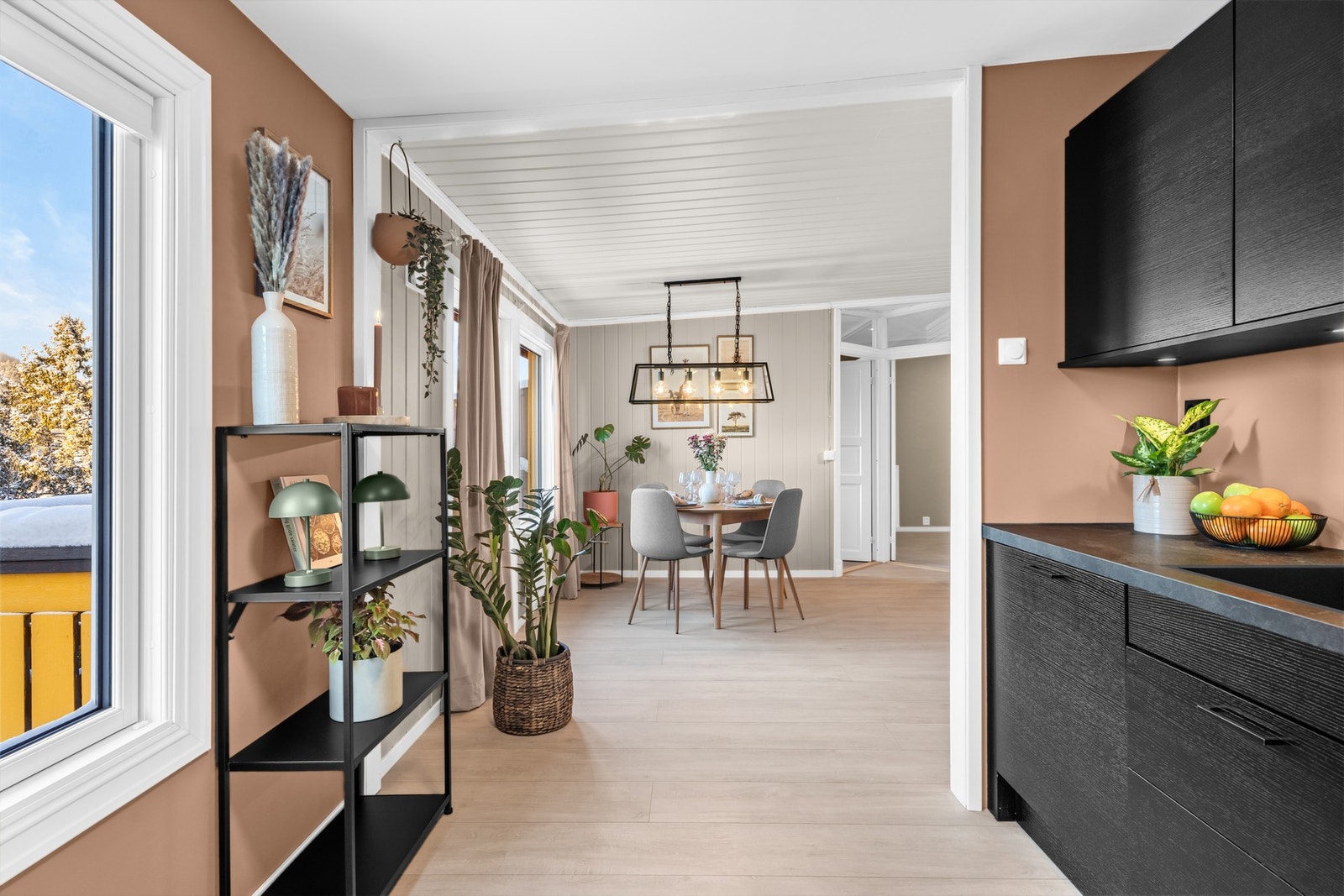 Delvis åpen løsning mot stuen, så det blir enkelt for kokkene å være sosiale med gjestene når maten lages Galleribilde