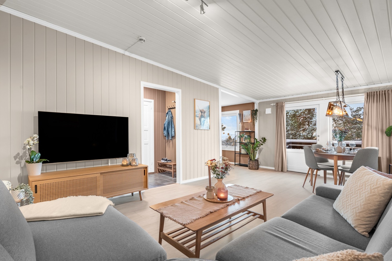 Stuen er romslig og enkel å innrede med både sofa, spisebord og tv-møblement Galleribilde