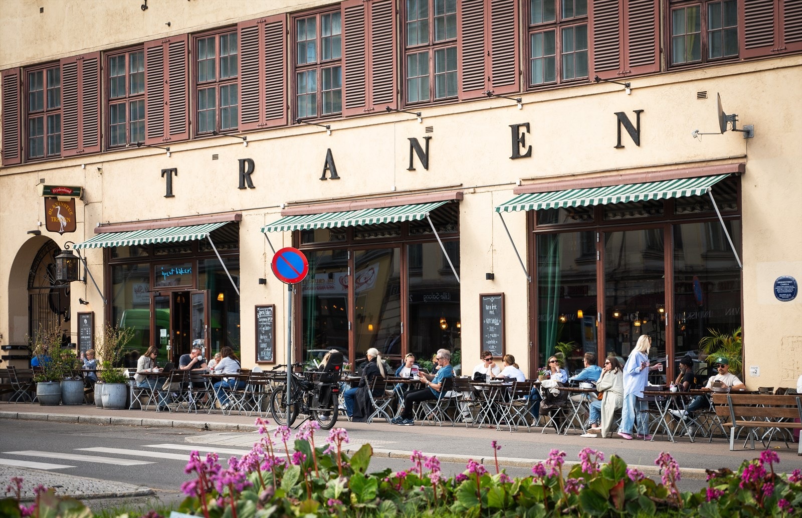 I nærområdet finner du populære steder som Tranen og en rekke andre kafeer og restauranter. Galleribilde