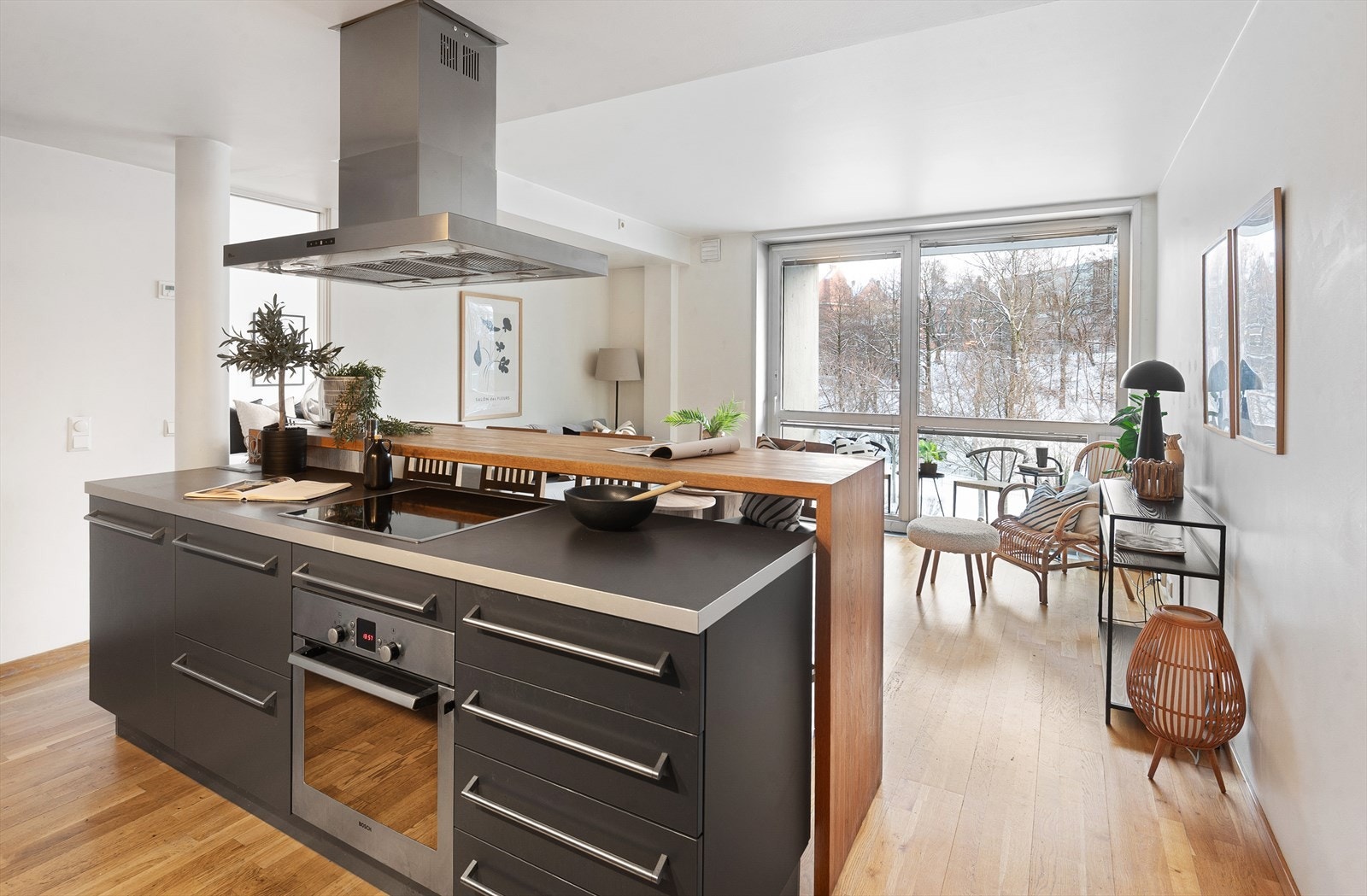 Leiligheten har en åpen stue- og kjøkkenløsning som danner et sosialt allrom. Galleribilde