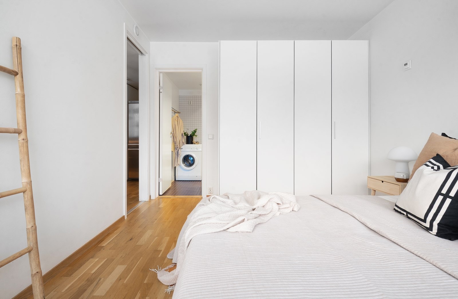 En hel vegg med garderobeskap gir rikelig med oppbevaringsplass. Galleribilde