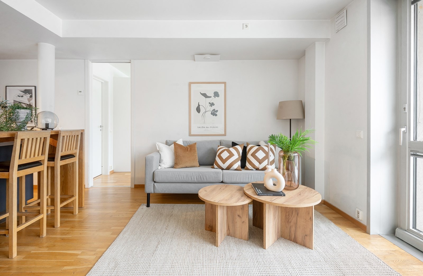 Stuen er lett å møblere med plass til både sofagruppe og spisebord. Galleribilde