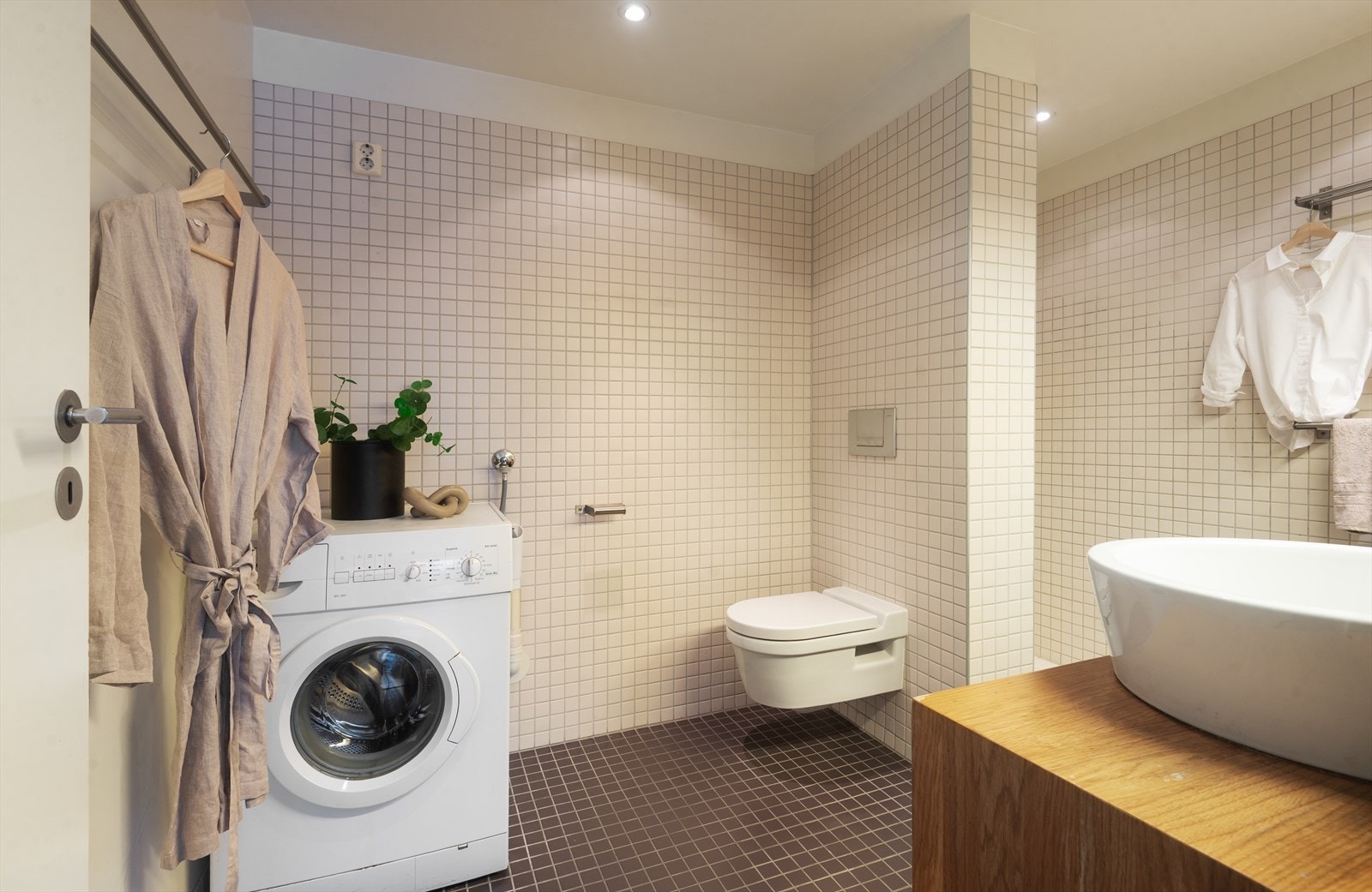 Det er opplegg for vaskemaskin og tørketrommel på badet. Galleribilde