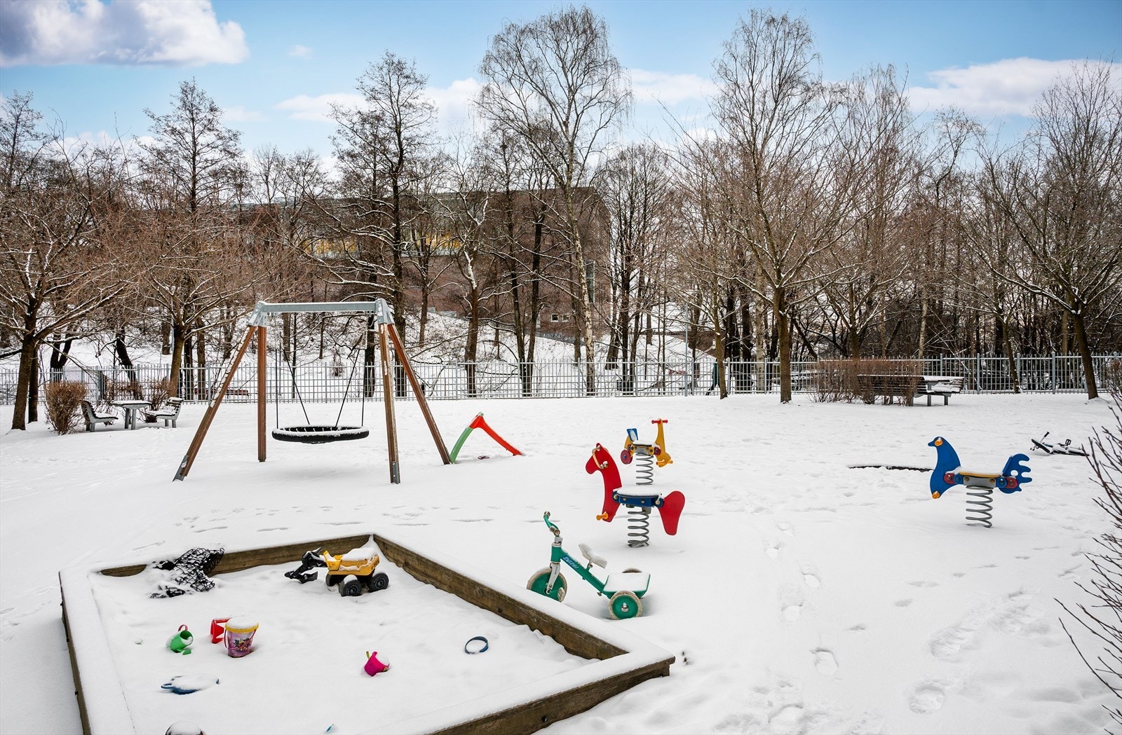 Sameiets fellesarealer inkluderer lekeplass og sittegrupper. Galleribilde