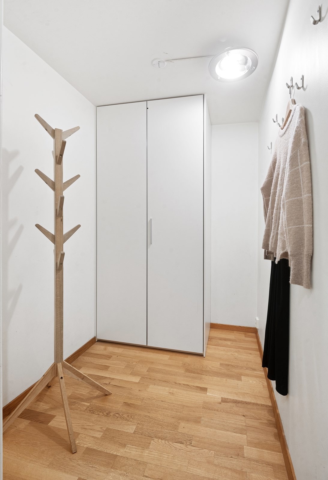 Fra entreen er det tilgang til en praktisk innvendig bod for ekstra lagring. Galleribilde