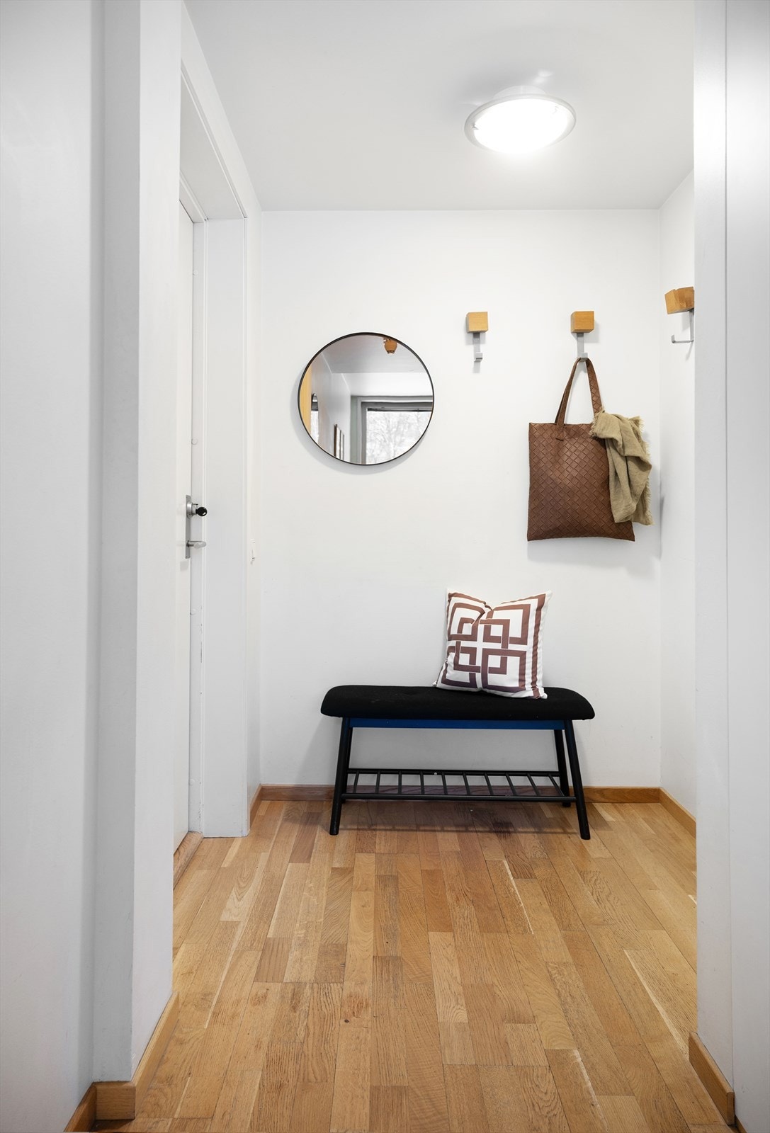 Inngangspartiet har plass til oppbevaring av yttertøy og sko. Galleribilde