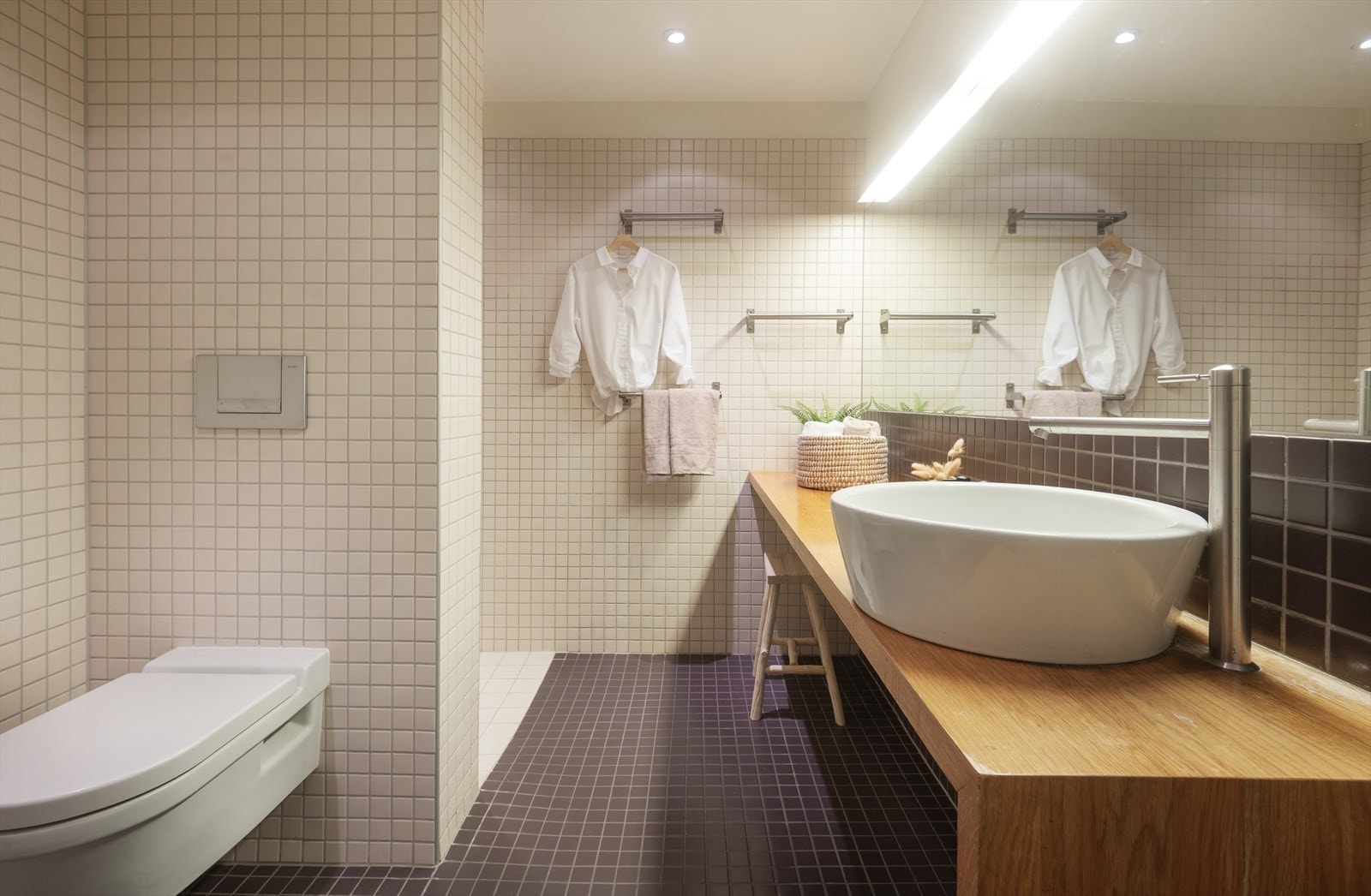 Romslig, flislagt bad med vegghengt toalett og varme i gulvet. Galleribilde