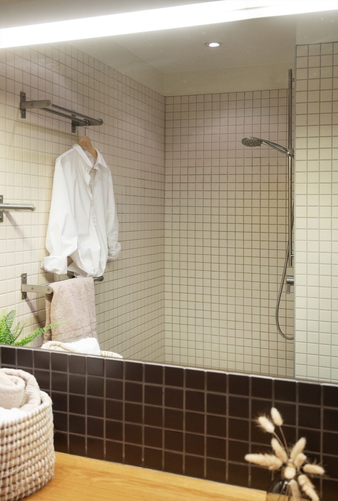 Badet har en romslig dusjnisje med flislagte vegger. Galleribilde