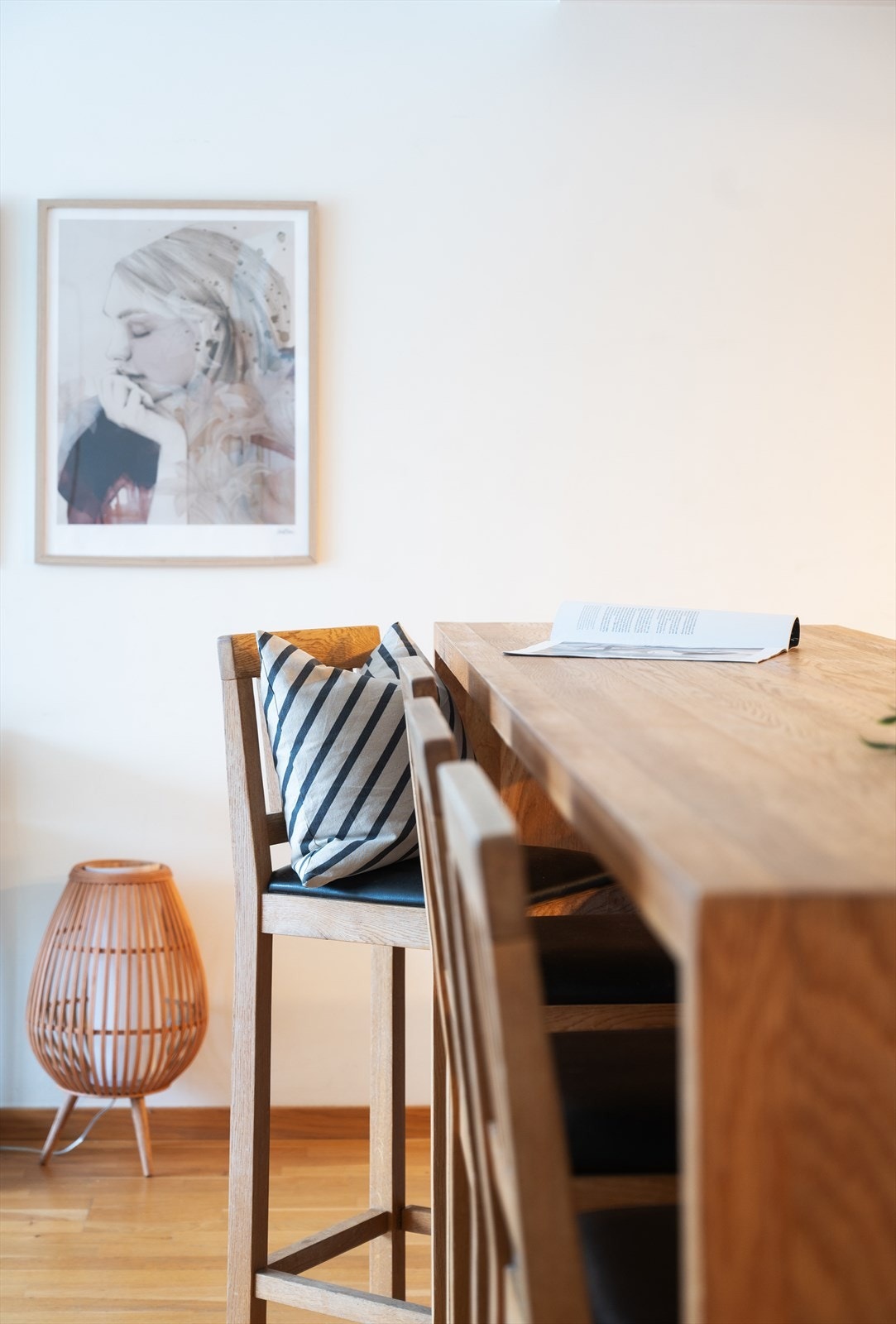 Den plassbygde barløsningen i eik fungerer som en naturlig romdeler. Galleribilde