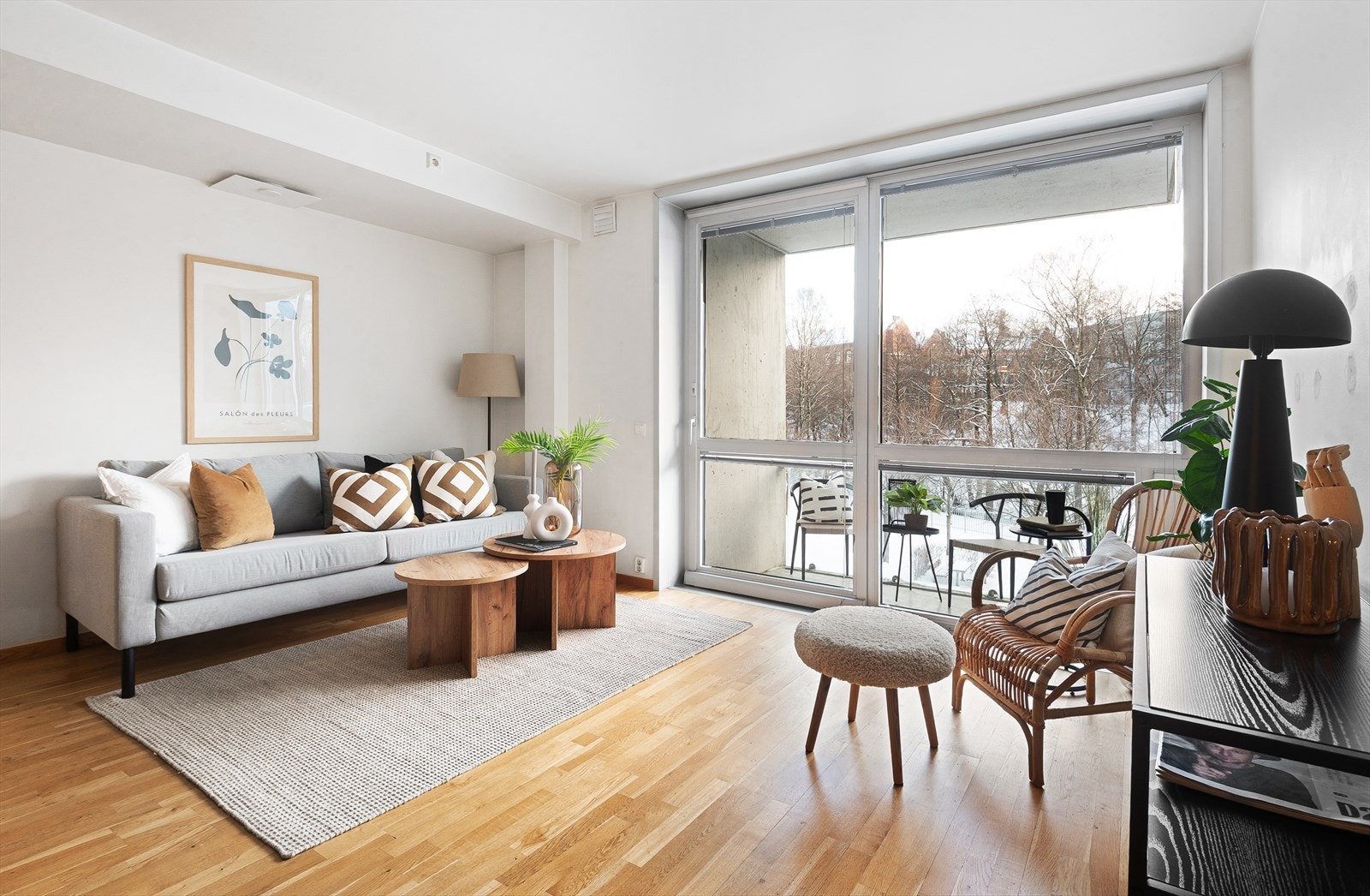 Rommet har enstavs eikeparkett på gulv og malte, slette vegger. Galleribilde