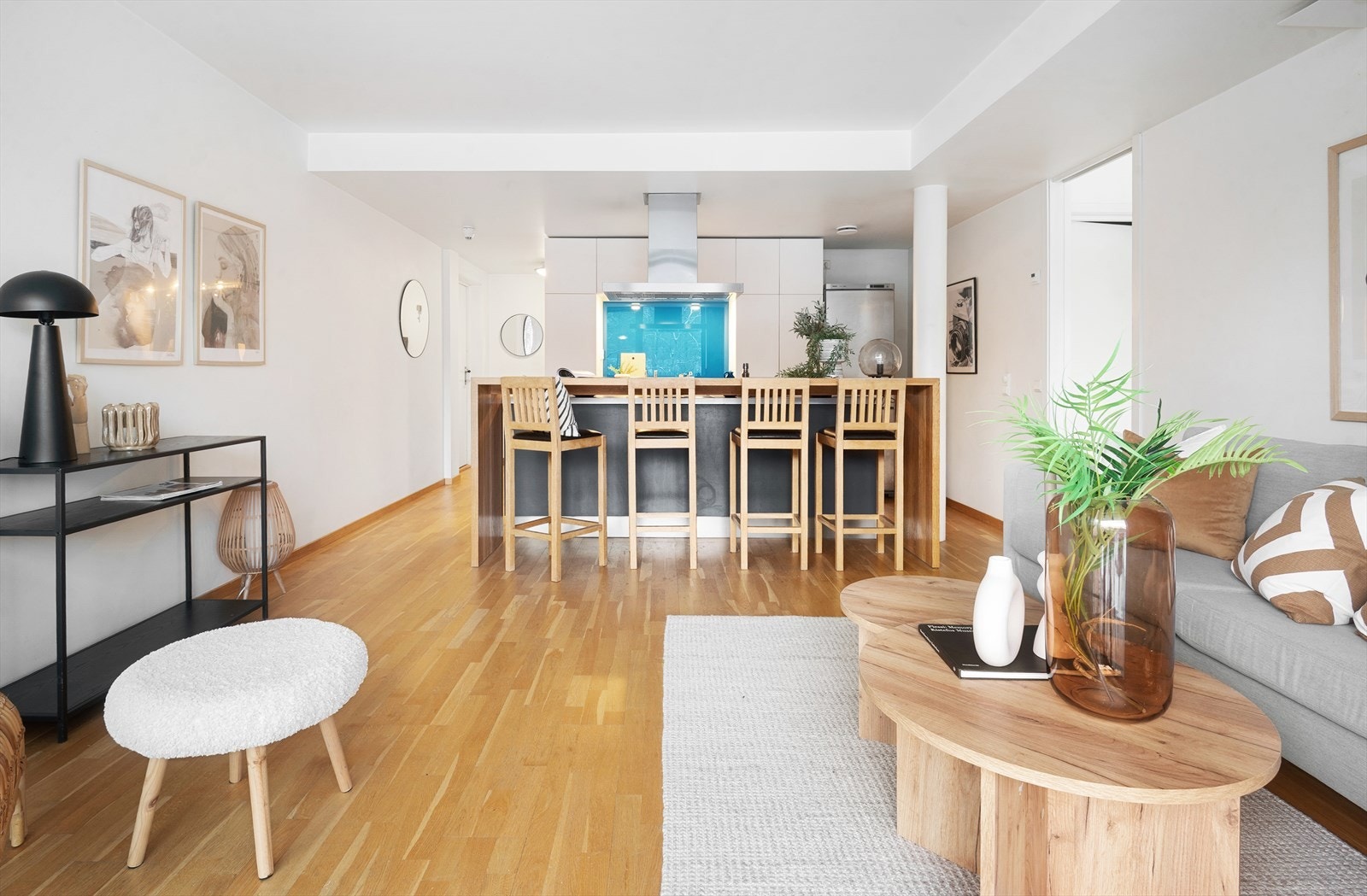 Store vindusflater fra gulv til tak gir rikelig med naturlig lys og en luftig atmosfære. Galleribilde