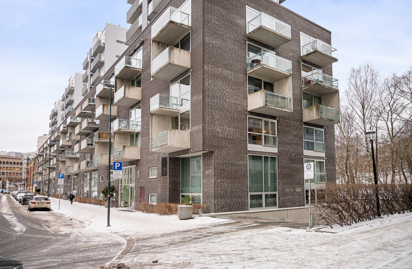 Eiendommen har en moderne arkitektur med teglsteinsfasade. Galleribilde