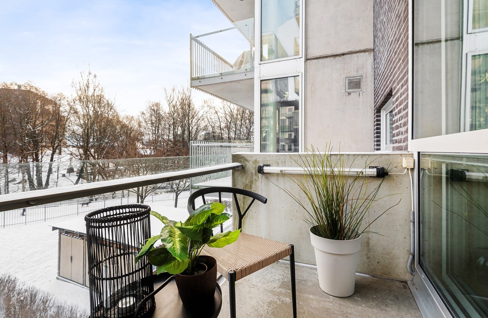 Balkongen har rekkverk i glass som gir en åpen følelse. Galleribilde