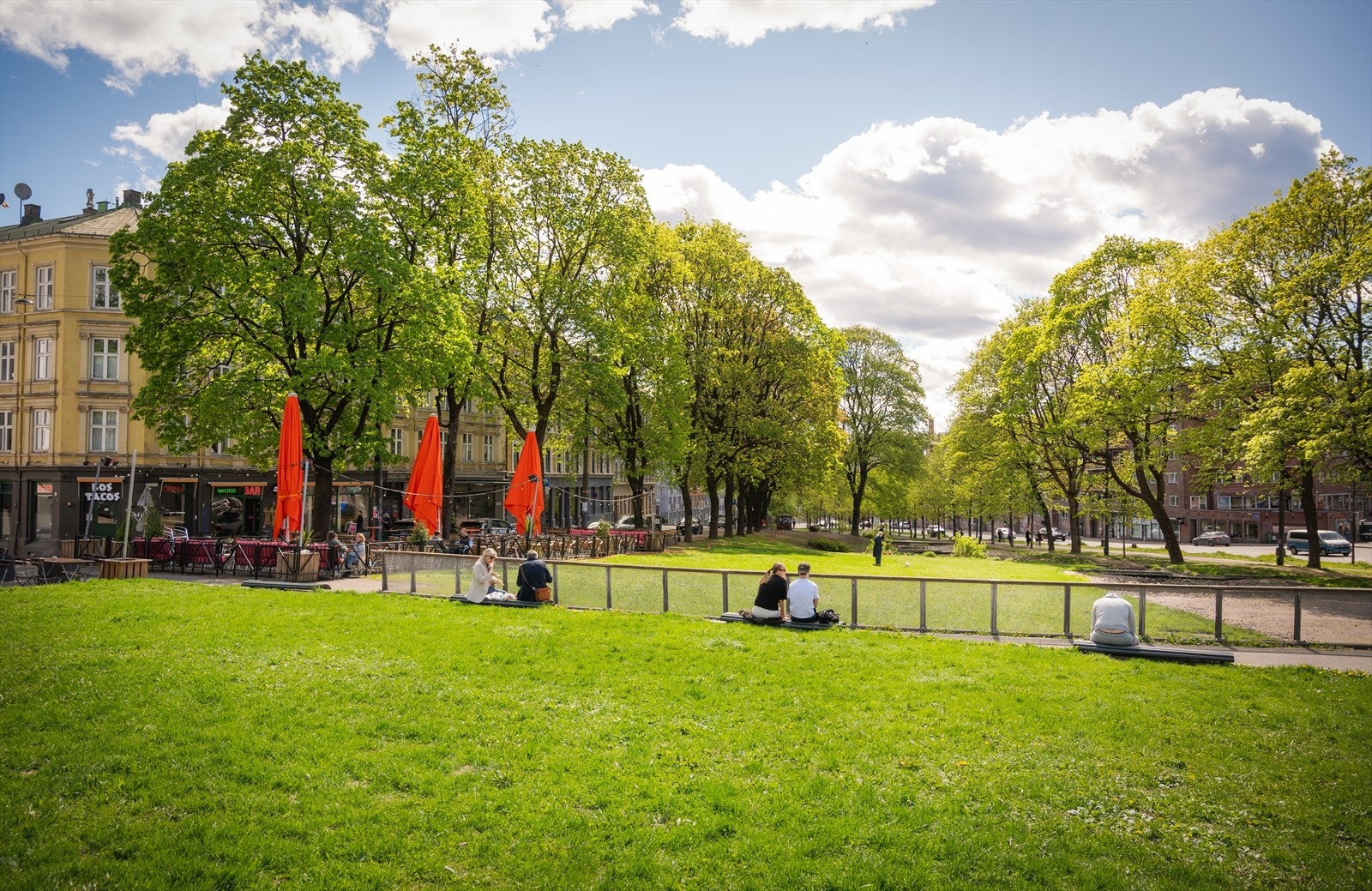 Alexander Kiellands plass ligger en kort spasertur unna, med parkområder og serveringssteder. Galleribilde
