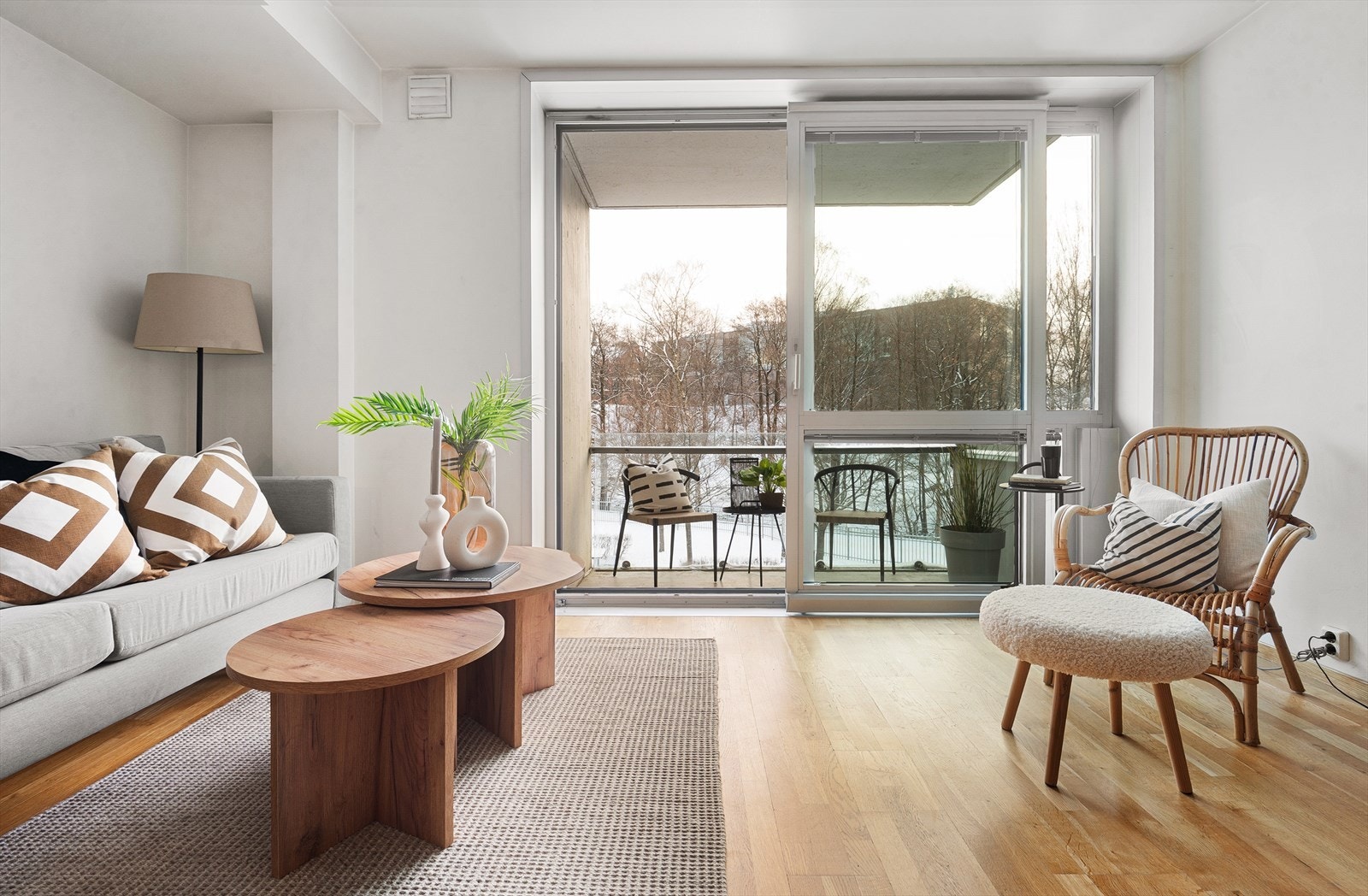 Skyvedøren i glass åpner opp mot balkongen og utvider oppholdsrommet på varme dager. Galleribilde