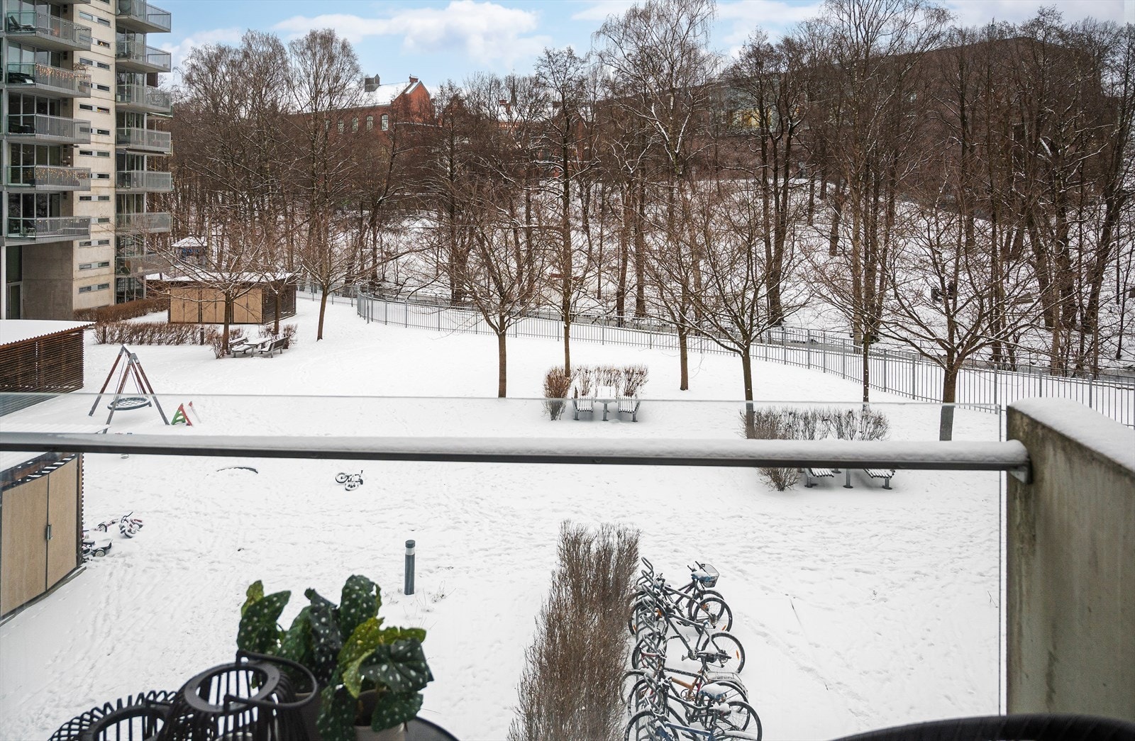 Fra balkongene er det utsyn mot et pent opparbeidet og bilfritt gårdsrom. Galleribilde