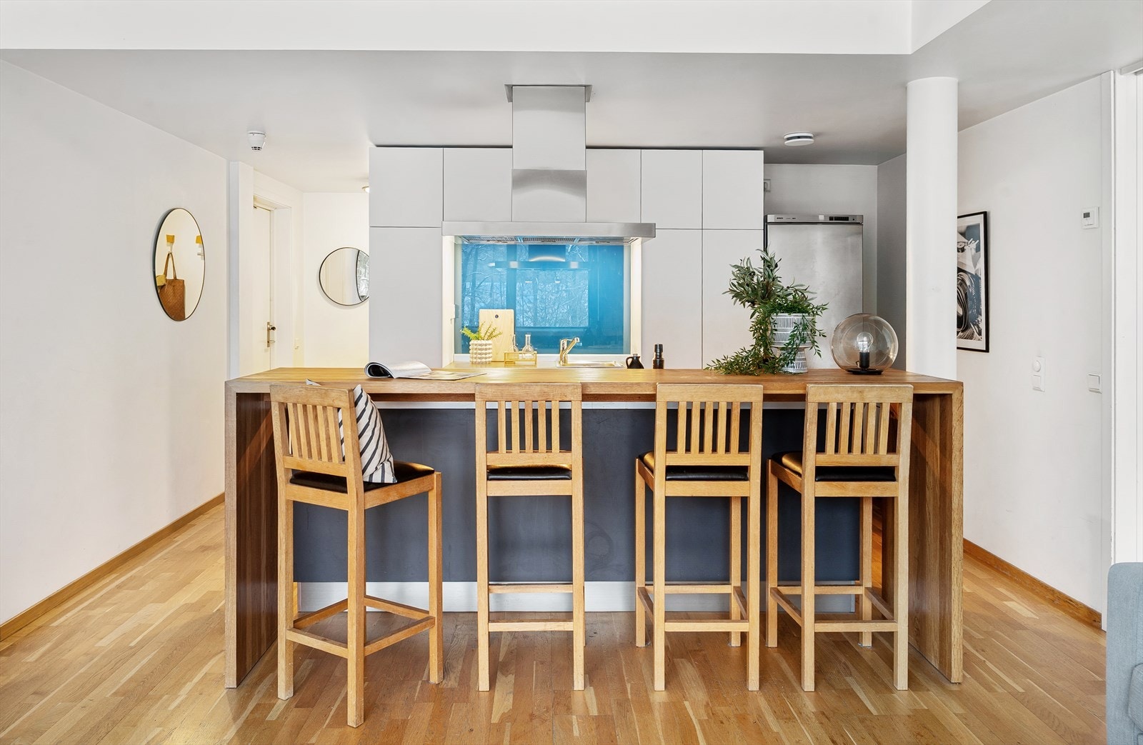 Kjøkkeninnredningen har mørke, glatte fronter og benkeplate i stål. Galleribilde