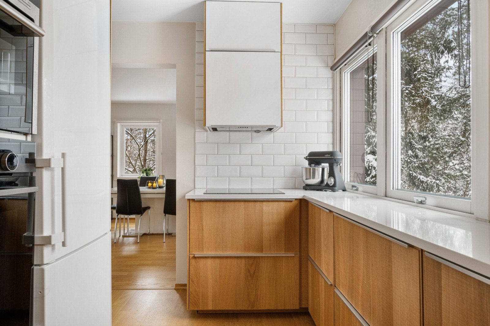 Kjøkkenet er innredet med kjøl/fryseskap, integrert oppvaskmaskin, nedfelt induksjonstopp, innebygget micro og stekeovn. Galleribilde