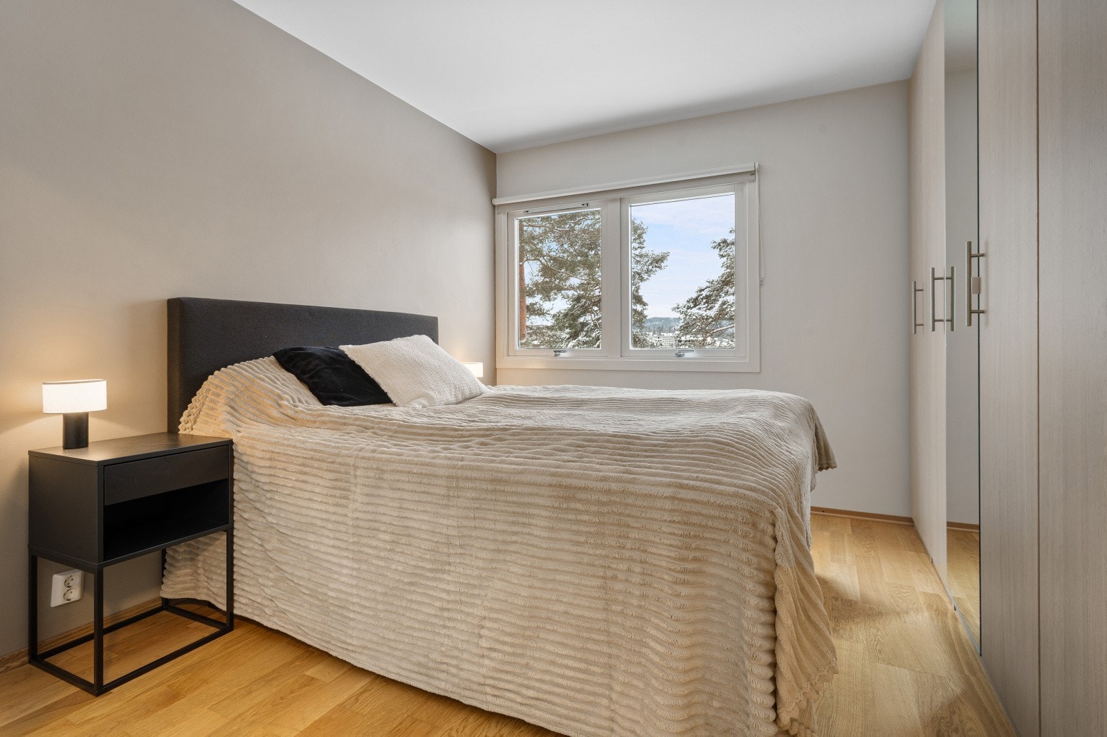 Romslig hovedsoverom som har godt med oppbevaring. Galleribilde