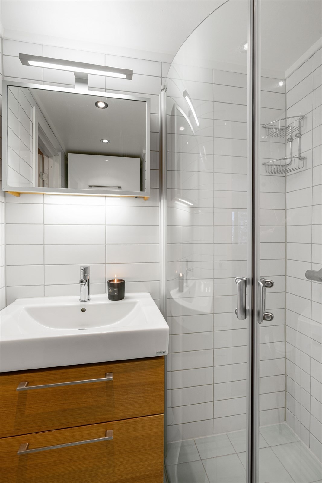 Det er elektriske varmekabler på gulv. Galleribilde