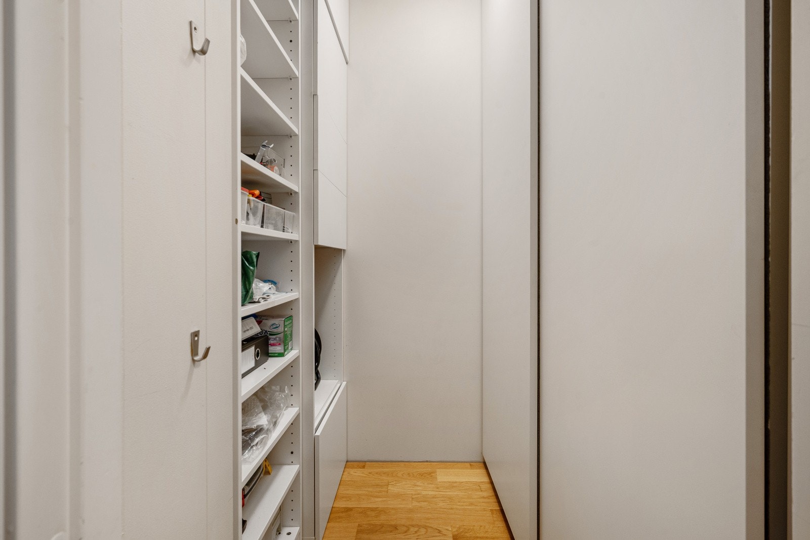 Innvendig bod med skyvedørsgarderobe. Galleribilde