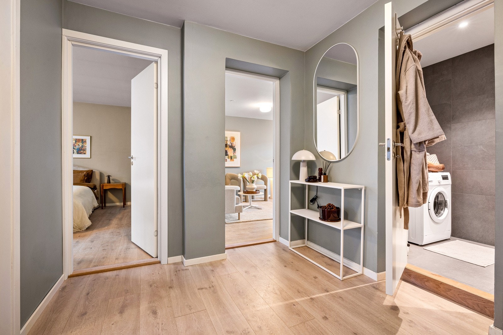 Lys og romslig entré Galleribilde