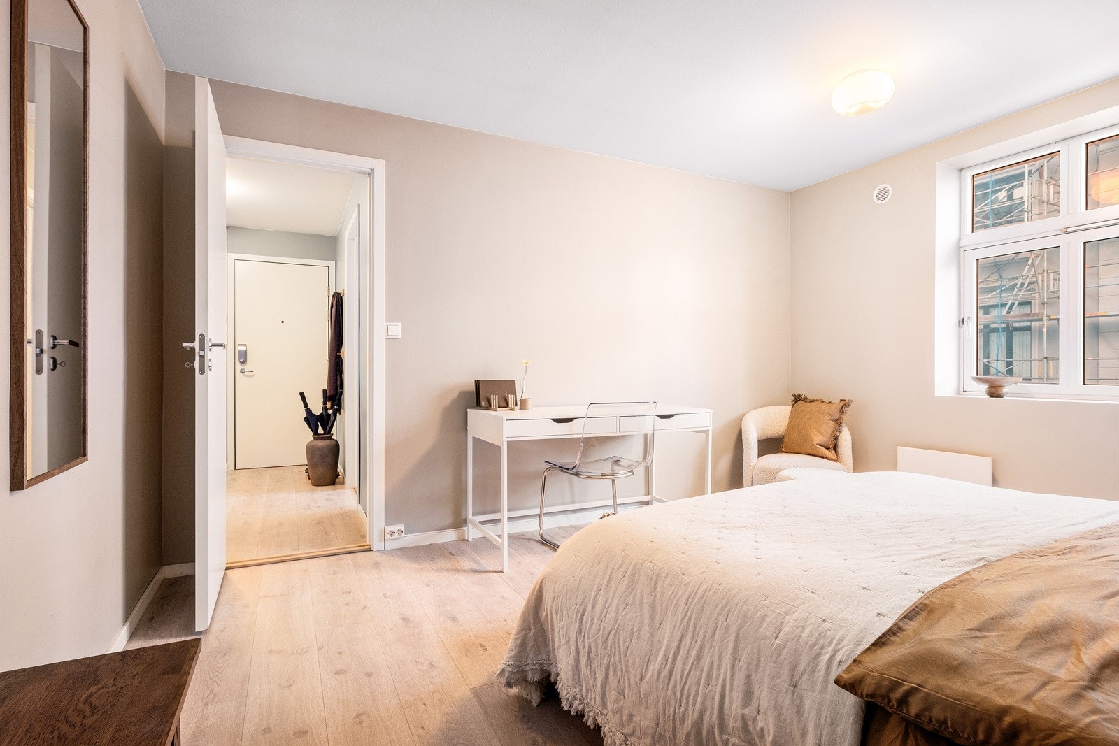 Rikelig med plass til garderobeskap og pult også Galleribilde