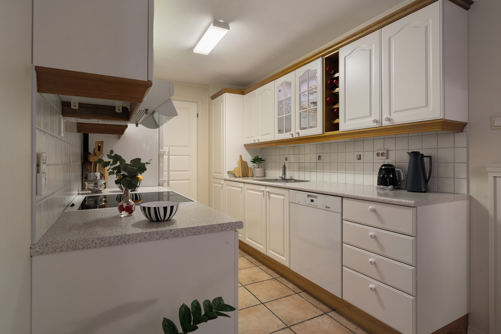 Kjøkkenet framstår funksjonelt med rikelig med skap- og benkeplass. Galleribilde