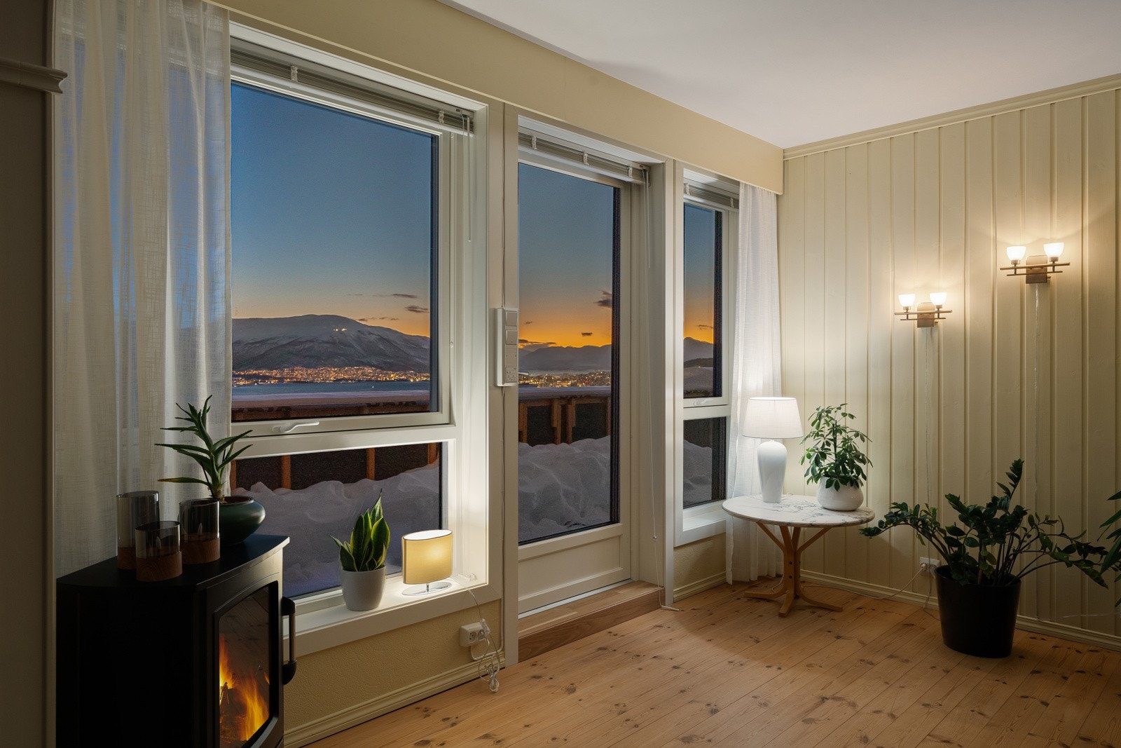 Store vindusflater slipper inn rikelige mengder med naturlig lys og byr på fantastisk utsikt. Galleribilde