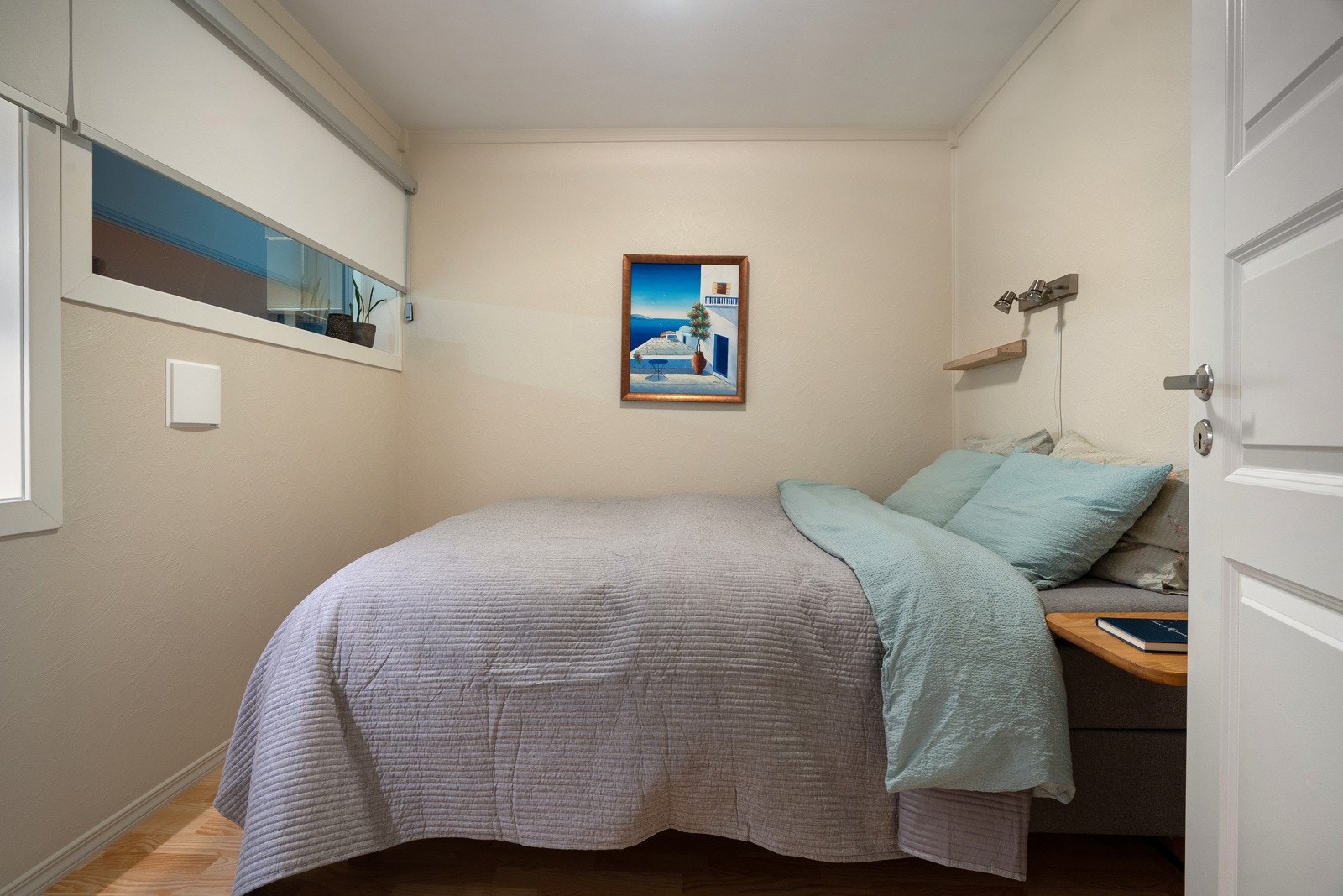 Plass for stor seng med tilhørende nattbord på samtlige soverom. Galleribilde