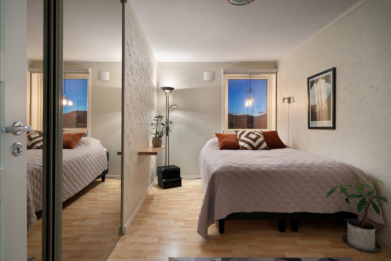 De to største soverommene er begge innredet med stor skyvedørsgarderobe. Galleribilde