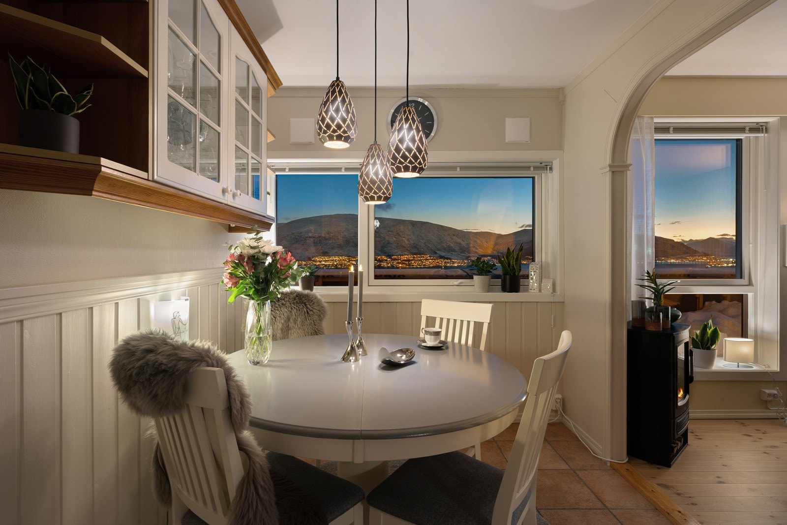 Spisebordet har sin naturlige plass like ved kjøkkenet. Galleribilde