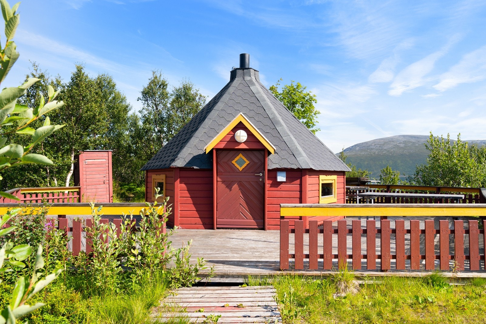 Flere hyggelige fellesområder i borettslaget med bl.a. lekeplasser og grillhytte. Galleribilde