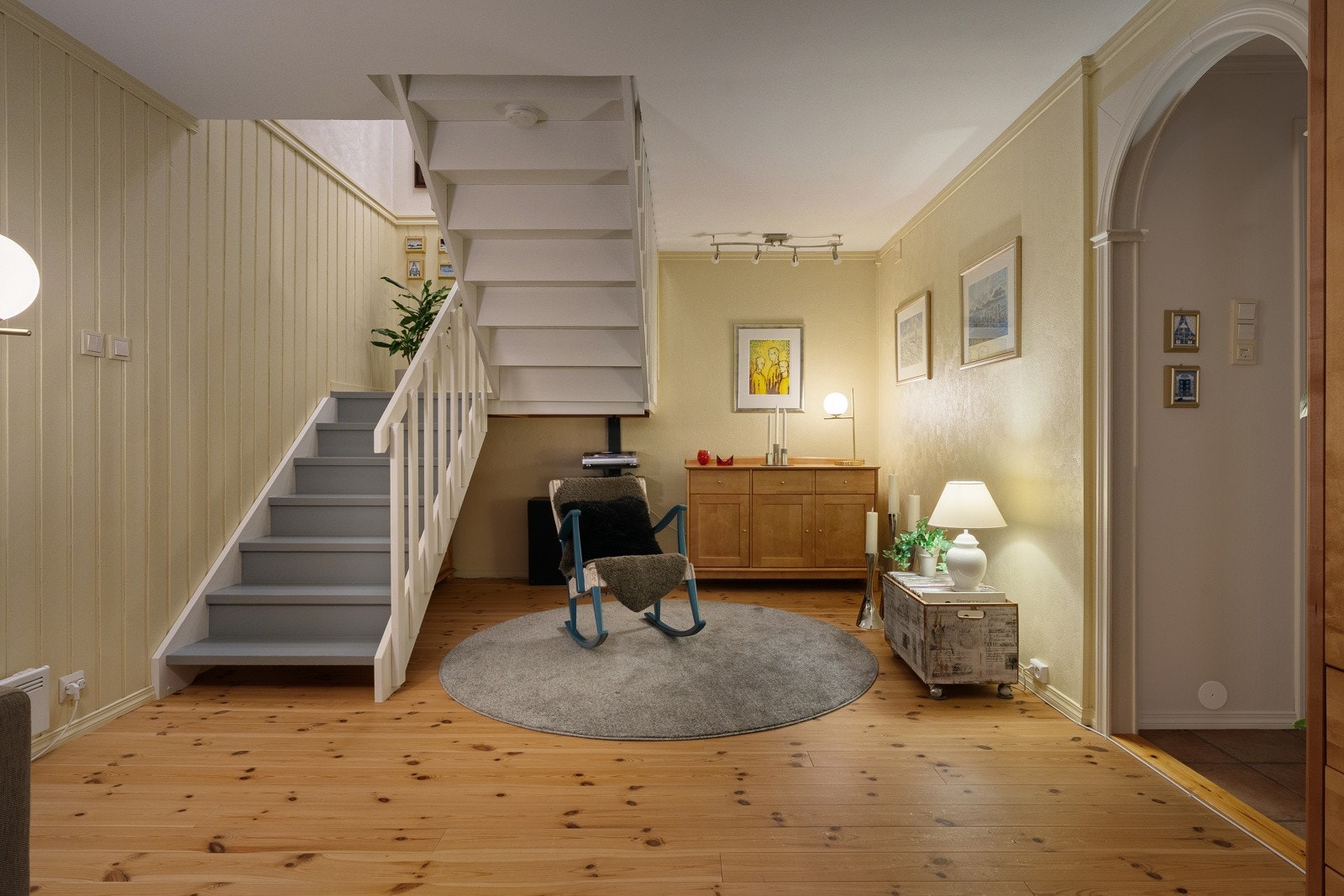 Boligen framstår godt tatt vare på, og har praktisk planløsning med gode rom. Galleribilde