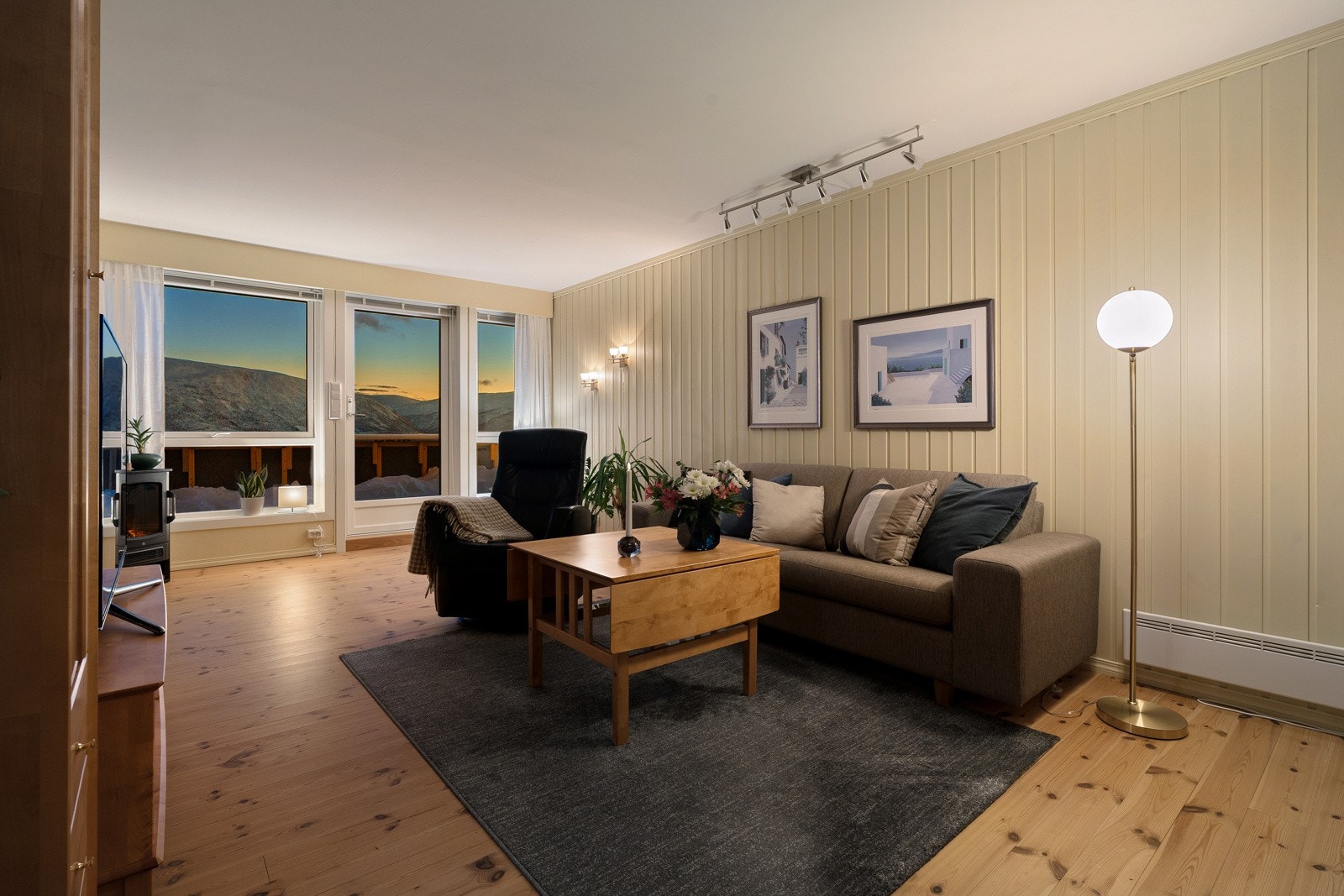 Her er det naturlige soner for både sofagruppen og spisebord, samt øvrig innredning. Galleribilde