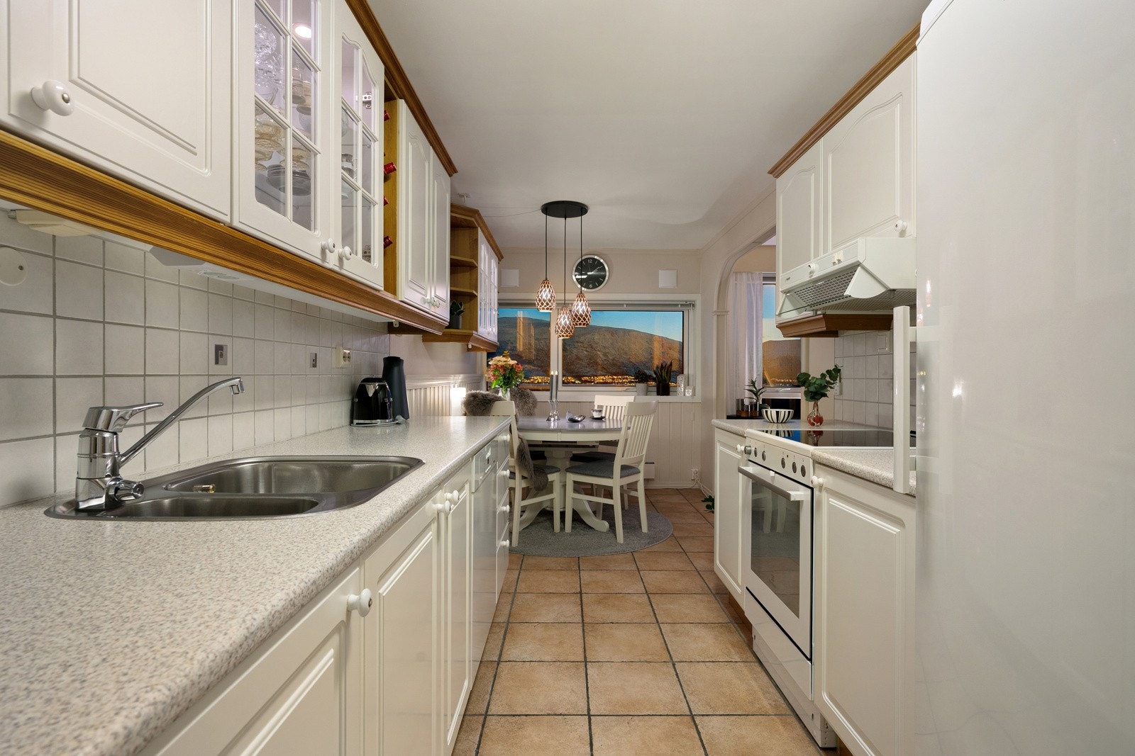 Innholdsrikt og praktisk kjøkken. Galleribilde