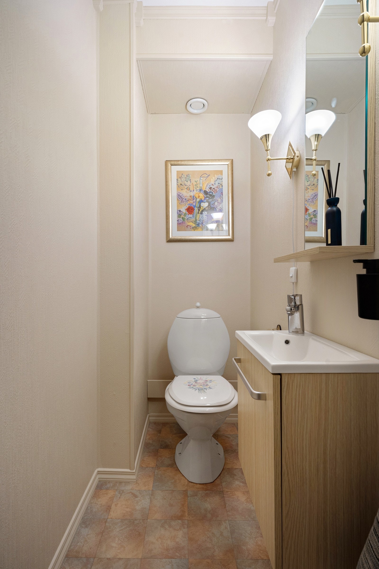 Separat toalettrom like ved badet. Galleribilde