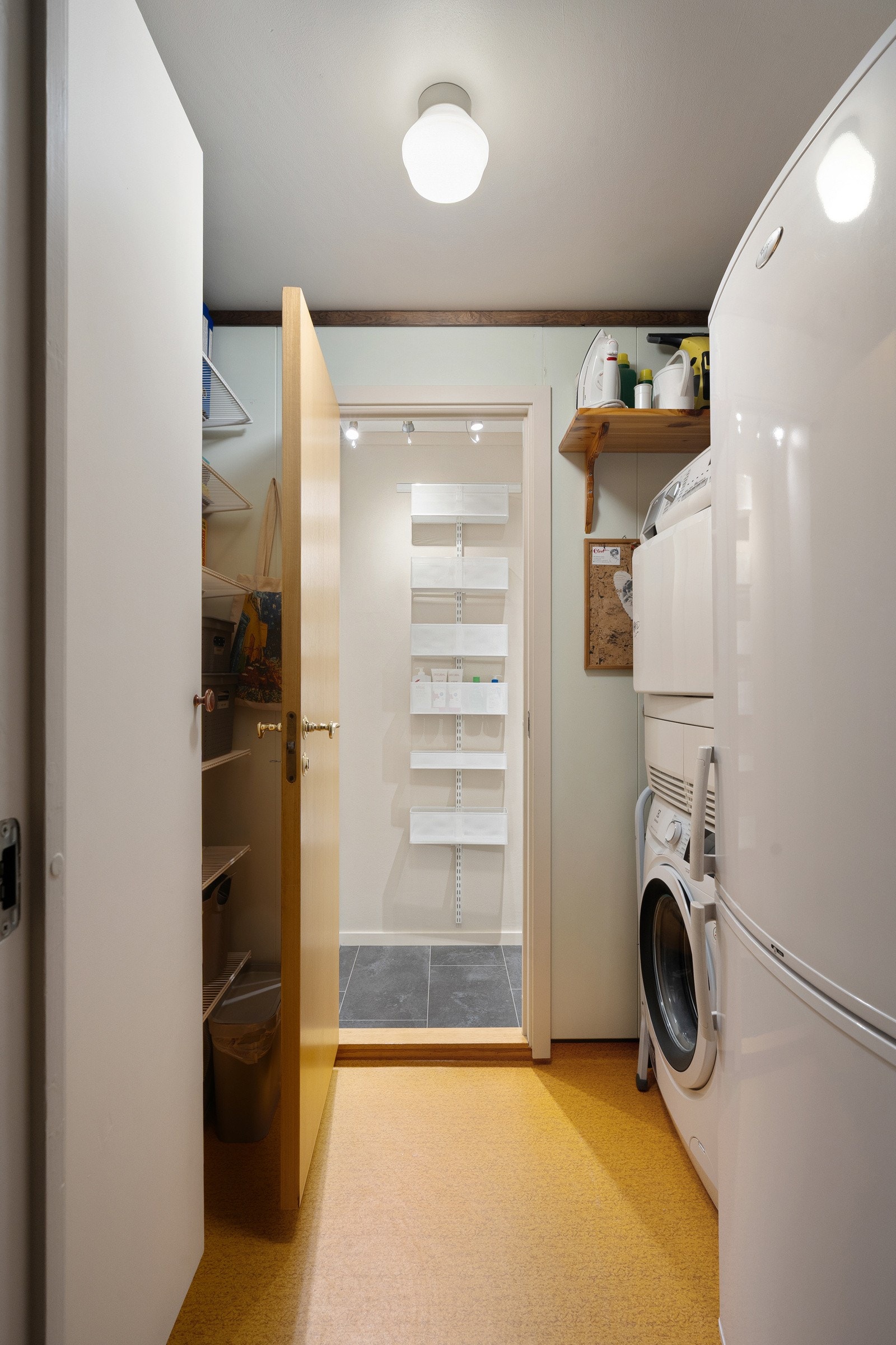 Innenfor kjøkkenet er det separat vaskerom og bod med oppbevaringsplass. Det er for øvrig også en bod i etasjen over, samt en sportsbod like utenfor leiligheten. Galleribilde