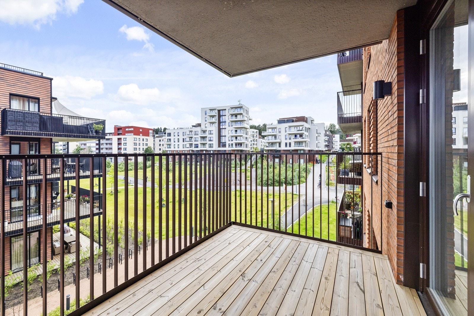 Sydvendt og overbygd balkong på ca. 8 kvm Galleribilde