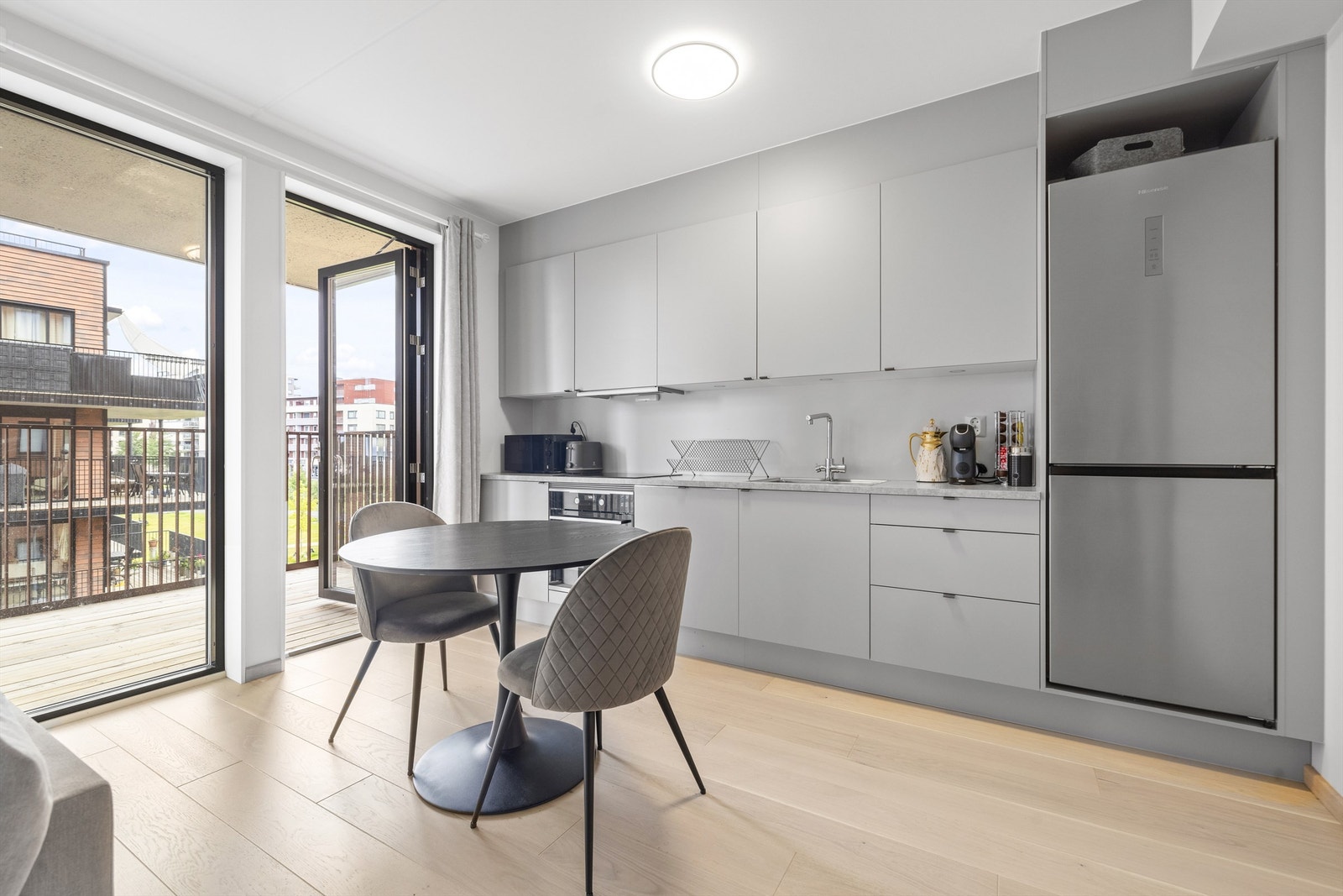 Kjøkken med godt med skap-og benkeplass Galleribilde