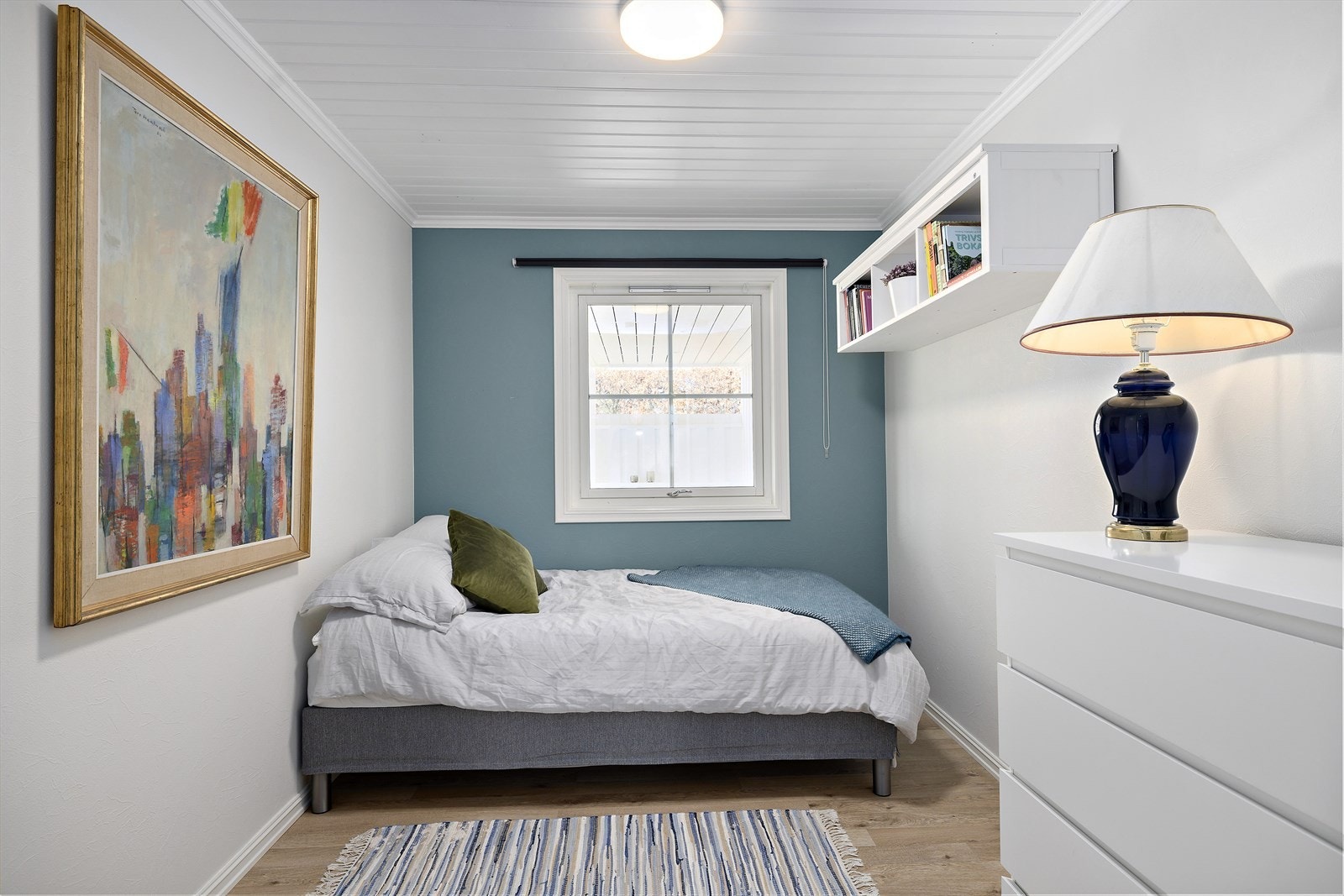 Tidløst, delikat og romslig soverom! Galleribilde