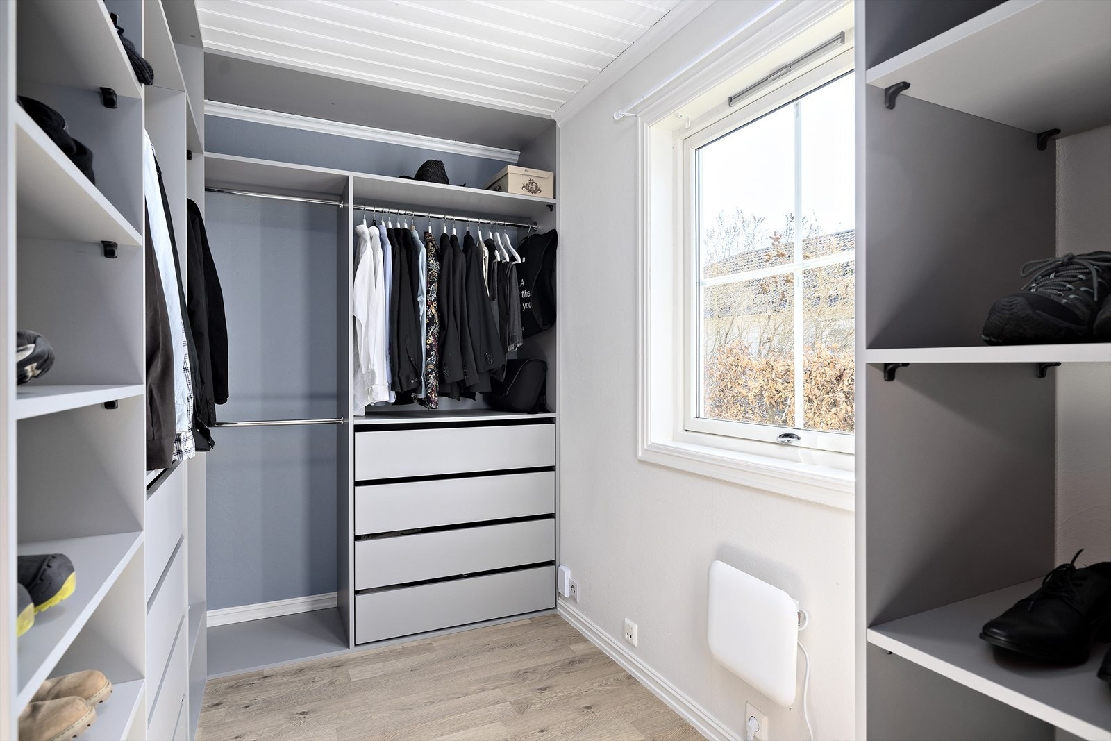 Ved siden av hovedsoverommet har du et praktisk walk-in closet. Rommet kan også brukes til eget soverom om du har behov for det. Galleribilde