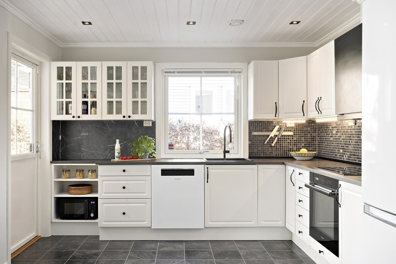 Kjøkkenventilator fra 2022 med avtrekk ut over tak. Hvitevarer som oppvaskmaskin, platetopp, ventilator og stekeovn medfølger handelen. Kjøleskap medfølger ikke handelen. Galleribilde