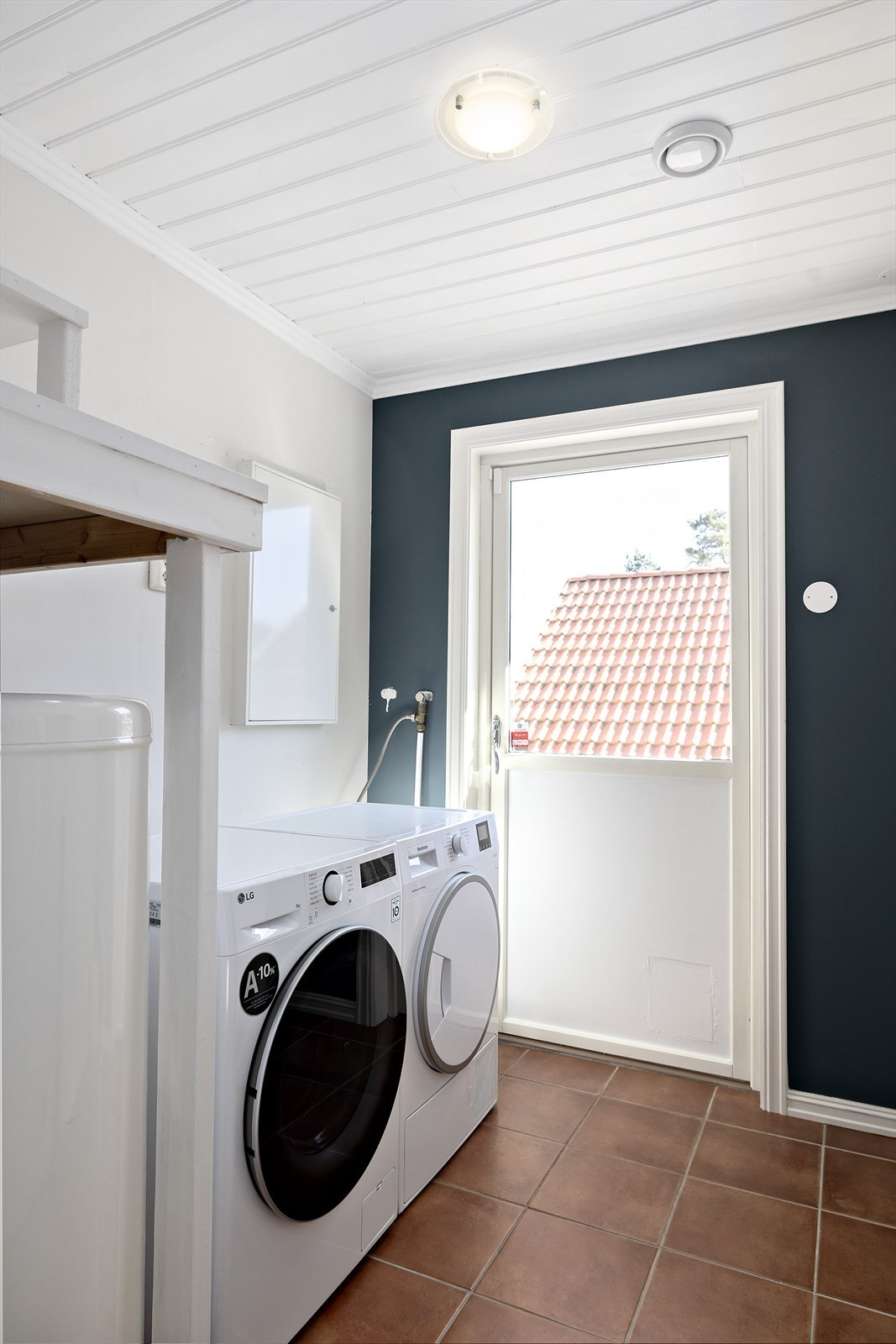 Boligen har eget vaskerom med dør ut til gårdsplassen. Galleribilde