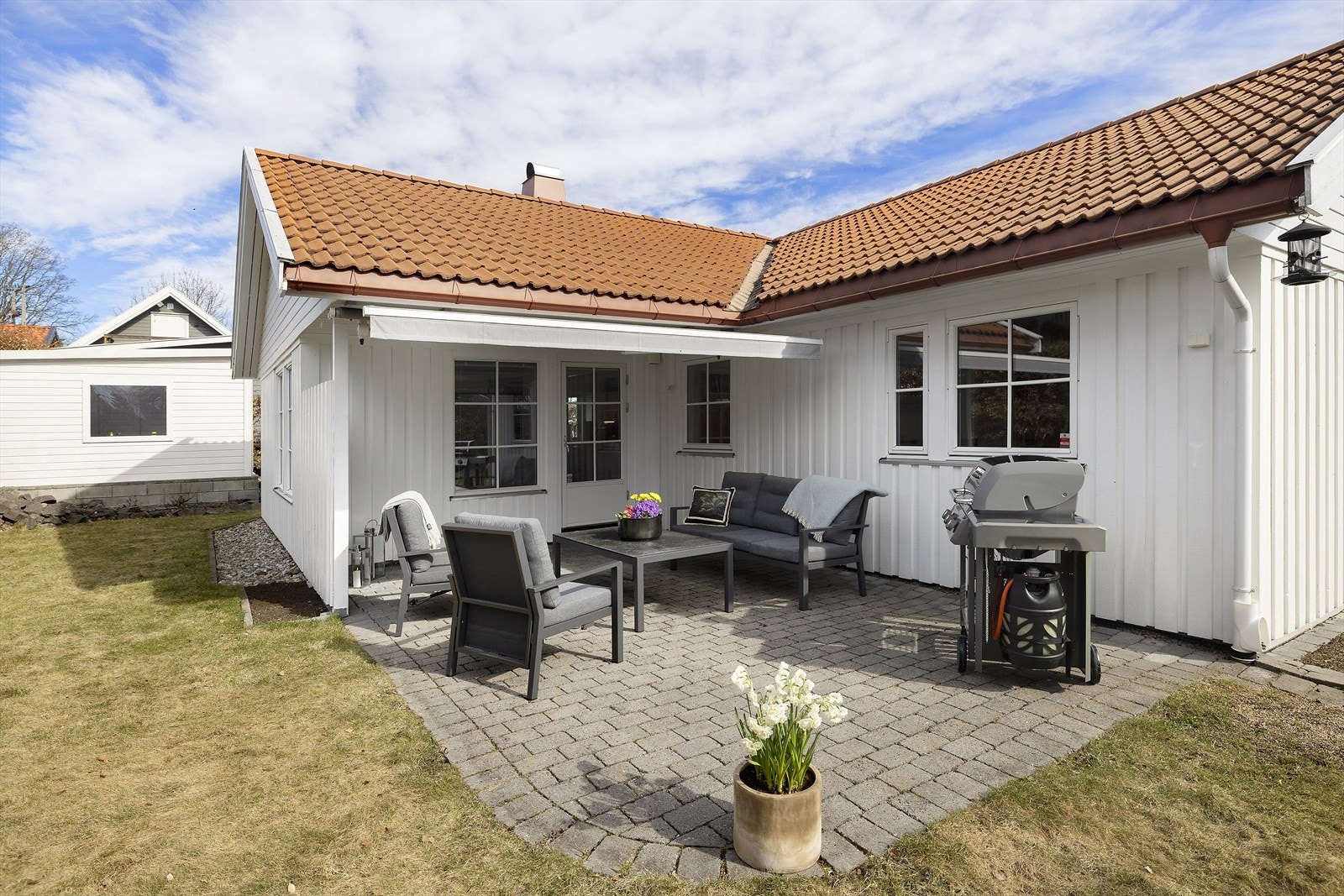 Koselig uteplass med fantastiske solforhold, omringet av en skjermet hage. Her kan du nyte lange dager ute under markisen, perfekt for å skape skygge når solen steker. En ideell oase for avslapning og sosiale sammenkomster! Galleribilde