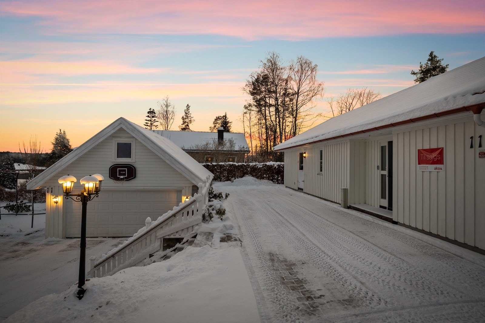 Tomten har god plass til parkering foran garasje og foran boligen. Det er i tillegg dobbelgarasje med innredet loft. Galleribilde
